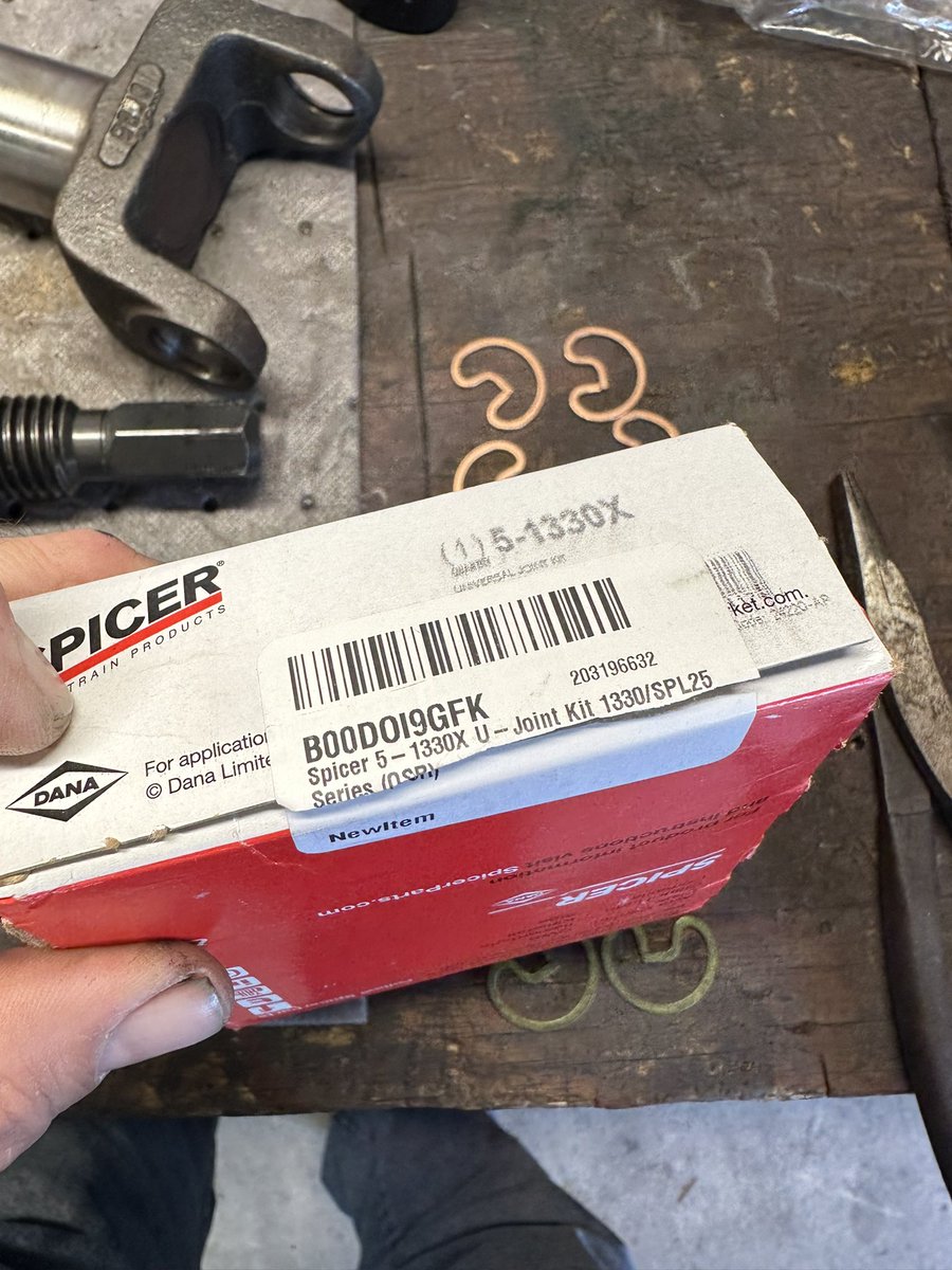 EricTheCarGuy's tweet image. The new u joints I got for the Fairmont came with 3 different sets of snap rings that were all different thickness.If you run into this, make sure you use the same rings on opposite sides of the joint to keep it centered. #ujoint #fairmontproject #spicer #snapring #ericthecarguy