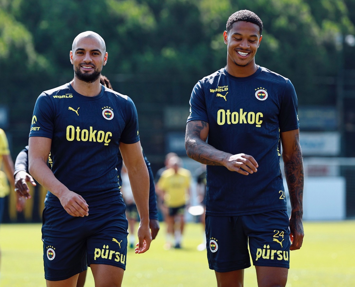 Fener10line's tweet photo. Takıma bak sanki burası Süper lig değil, İngiltere ligi. https://t.co/V7sfWrlK17