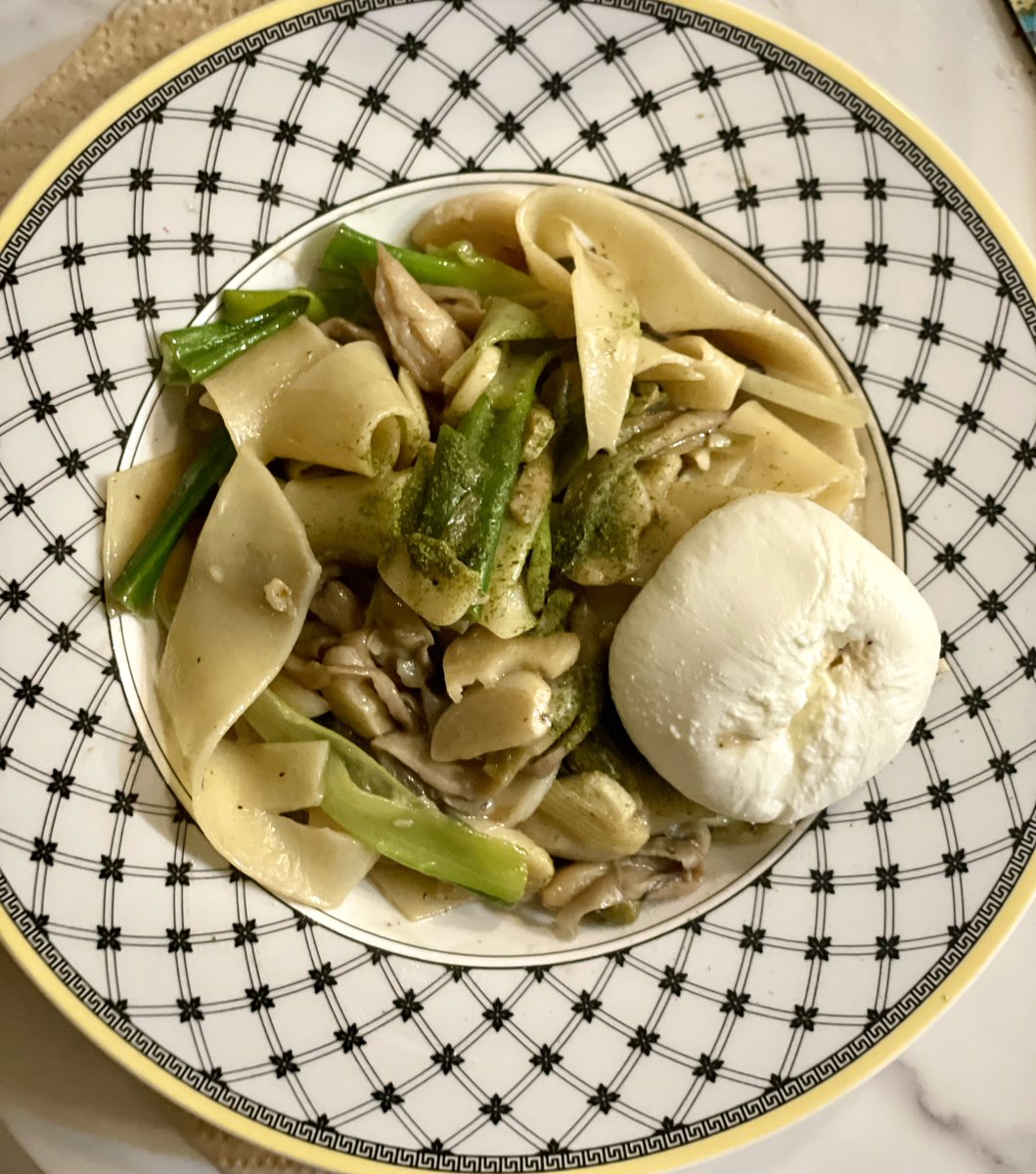 November522's tweet image. 대파 파스타. 엔초비. 느타리버섯. 대파. 마늘. 부라타 치즈. 맛은 괜찮습니다.