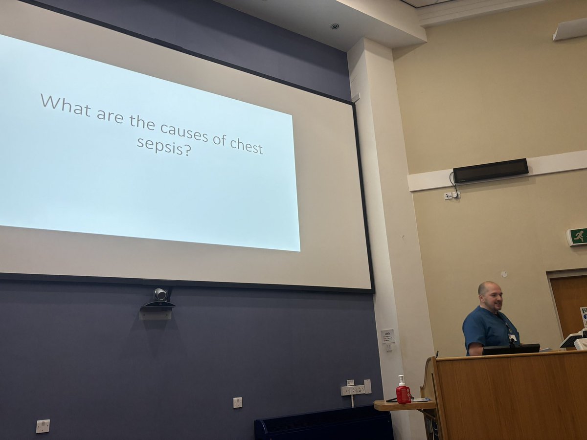 Dr Kilbane is now talking chest sepsis. Lots of audience participation for this one <a href="/TCTRON/">Terence Canning</a> <a href="/jaynegalante/">#hellomynameisjayne</a> <a href="/NWCriticalCare/">Critical Care Talk 🏴󠁧󠁢󠁷󠁬󠁳󠁿</a> <a href="/itunurseswxm/">Itunurseswxm</a>