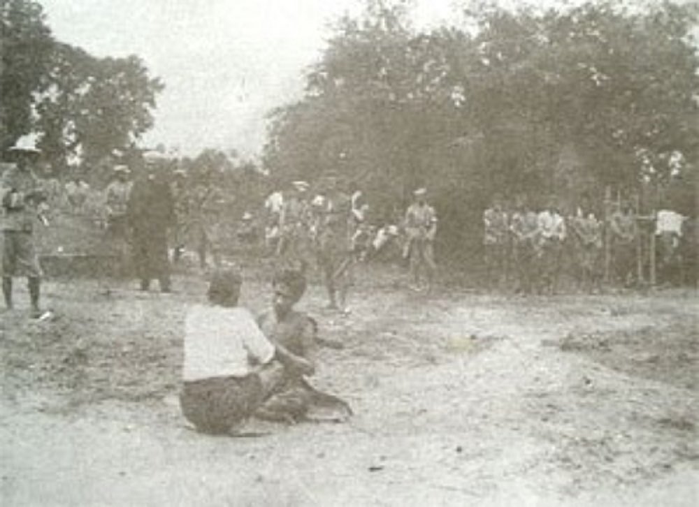 สมัยร.6 มีนักโทษประหารคนนึงที่หนังเหนียวขนาดที่เพชรฆาตสองคนลงดาบจนสุดแรงก็ยังไม่เข้า กลับมีแค่รอยคล้ายถูกหนามเกี่ยว ทั้งๆ ที่ปกติในสมัยนั้นดาบจะคมมากเพราะฟันขาดในครั้งเดียว จนในที่สุดต้องให้แม่ของนักโทษคนนี้มาเกลี้ยกล่อมให้ลูกถอดของดีออก (มีต่อ)