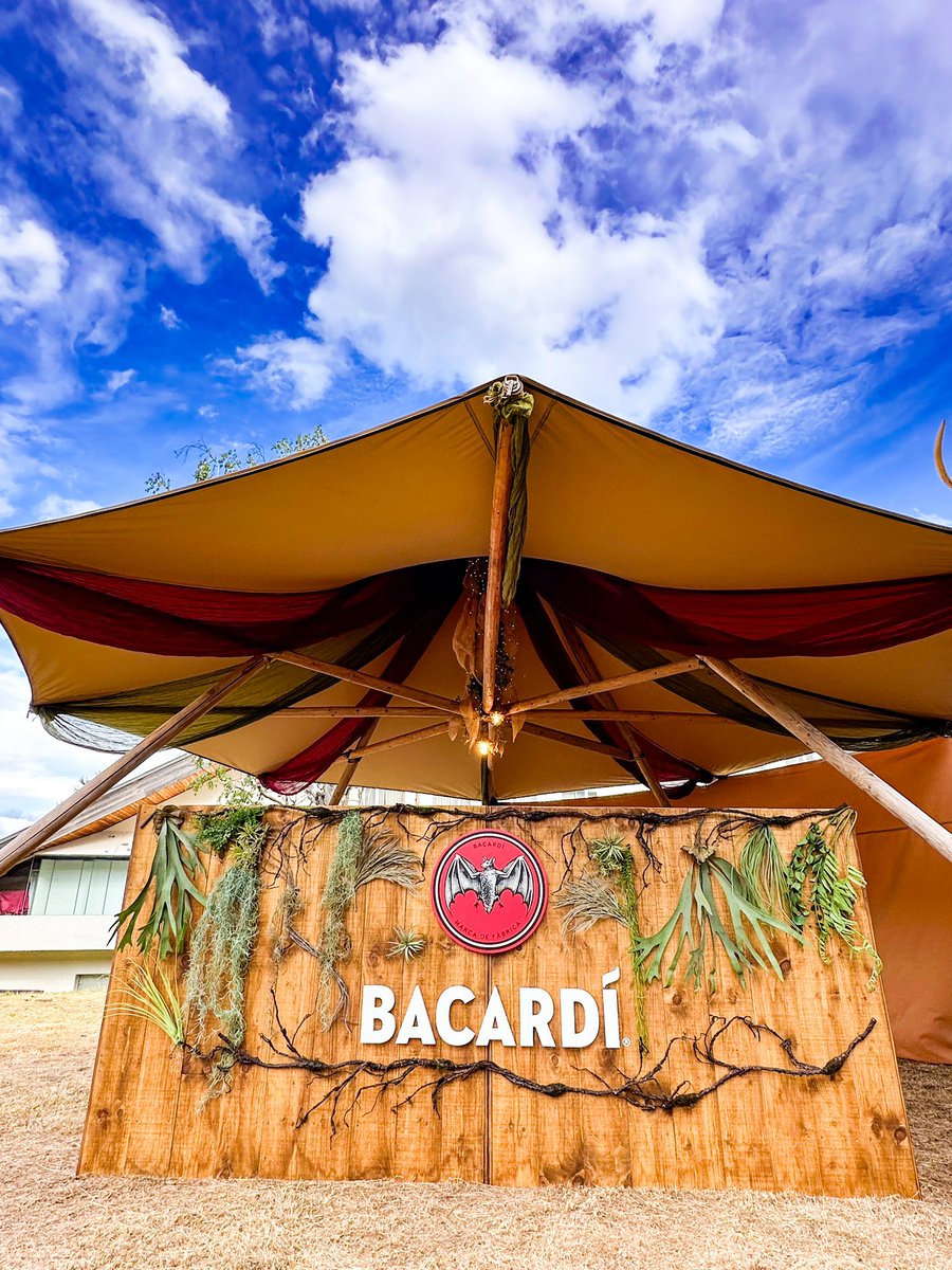 bonchi fes.FURANO

装飾④
BAR装飾

今回、BARカウンターとテント1基の装飾予定でしたが前日にアーティストエリアの装飾が素敵でBARの方も良い感じにしてほしいとご依頼を受けテント2基装飾させていただきました！

連結部分には鹿のスカルとグリーンをぶら下げ