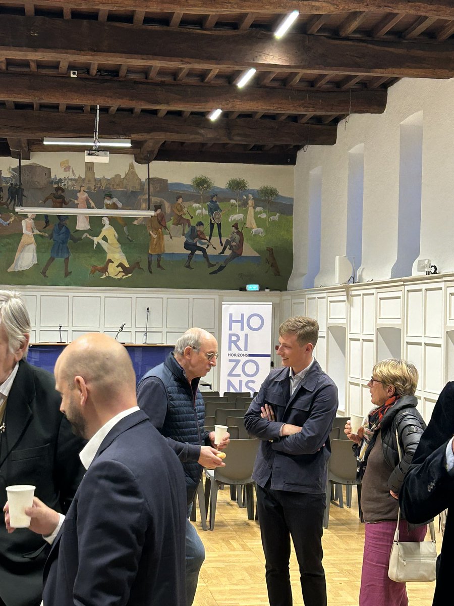 📸 Le comité <a href="/HorizonsLeParti/">Horizons</a> de Vichy est lancé !

🔵⚪️ Près de cinquante personnes se sont rassemblées autour de <a href="/ClaudeMalhuret/">Claude Malhuret</a> et <a href="/louis_sastre/">Louis SASTRE</a> pour des échanges passionnants sur la situation politique 🇫🇷

#Horizons #Politique #Engagement