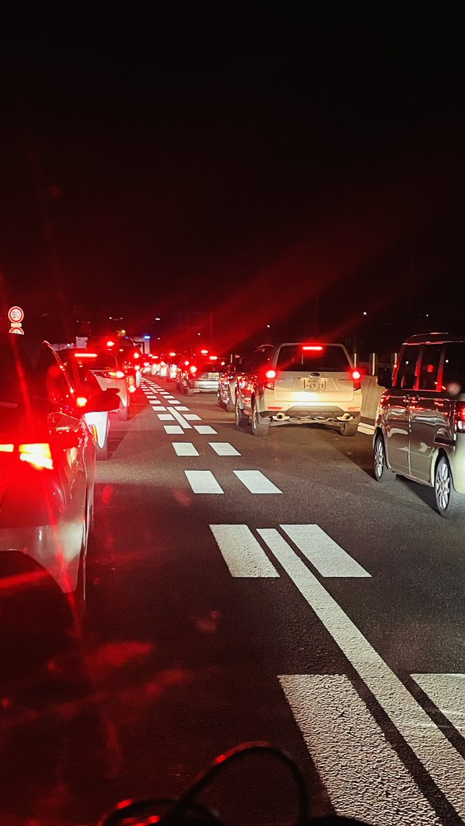 中央道の上り、多治見IC手前にて大渋滞
手前の小牧東で降りた方がよさげー
渋滞30分で300m前進
緊急工事でこの先通行止めだから19号も地獄やな