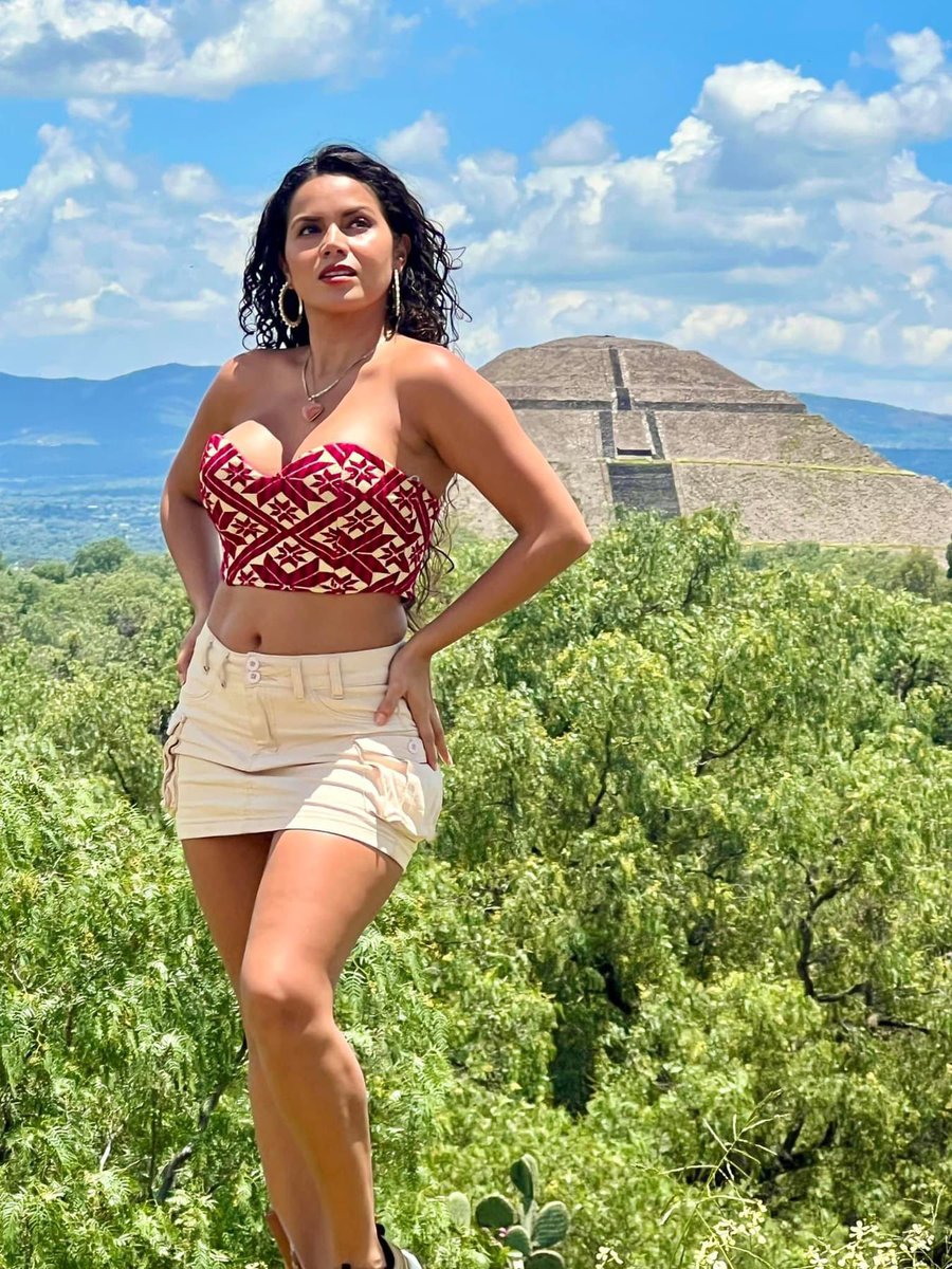 Fascinante que en mi trabajo pueda visitar y grabar en lugares tan mágicos y sagrados como Teotihuacán ❤️ donde proviene mucha de la cultura Mexicana. Amo toda la magia y misticismo de mis raíces 🇲🇽 
Corset Medi-Moda Norma Torres