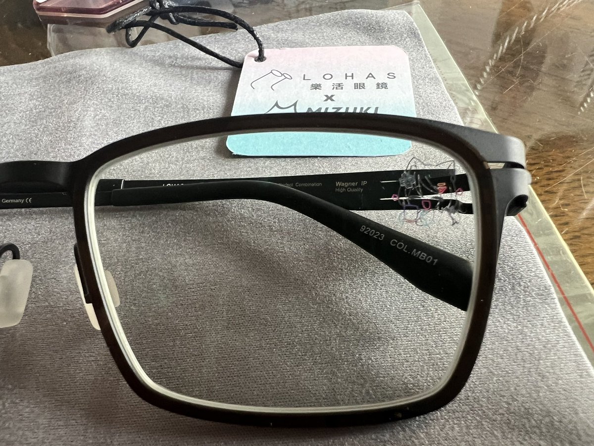 本預計在昨天生日拿到眼鏡的，結果遇到掛軸缺貨,今天天才拿到八元眼鏡，以後帶著它就可以讓我的靈魂之窗刻入小浠，每天浠好浠滿(*´꒳`*)，每天都能看到可愛的大姐頭～
(雖然拿到了，但還是好想大姐頭(*´Д｀*))

#LOHASのMizuki