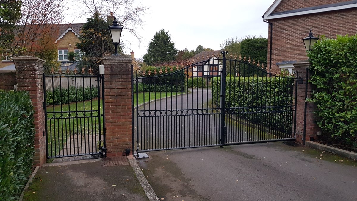 SCSautomationuk's tweet image. Showcasing a new gate automation control panel with @BFTAutomation solutions. Gate designed, fabricated and installed by SCS Automation - neat work indeed! #gateautomation #staysafe #nobirdsnestshere 🐦‍⬛🪹 ❌