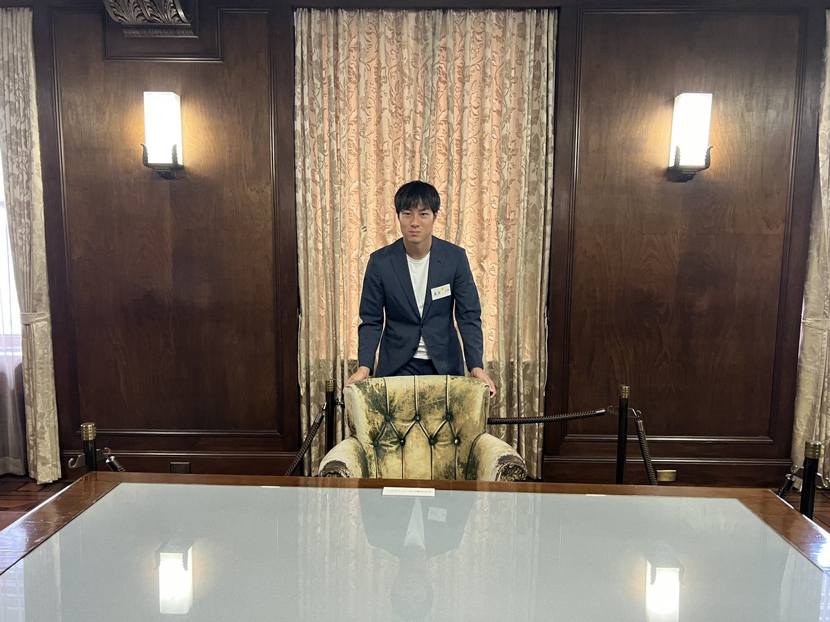 今日はご招待頂き、第一生命さんの本社の見学会に行ってきました。

マッカーサーの使った机と椅子がありました。
悩みは笑顔が作れません。
