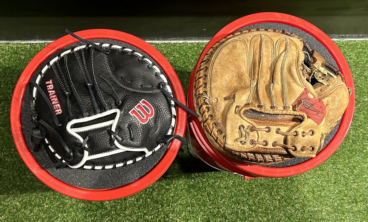 Koukou1334's tweet image. 行って来ました👍
たくさんのグラブとグラブ好きが集まった楽しい空間でした👍
マイグラブとトクサンTVチームメンバーのグラブとのツーショットは「これ載せるの？」ってやつを載せておきます😎
あと、ホットドッグはめっちゃボリューミーで美味しいのでお立寄りの際は注文必須です👍