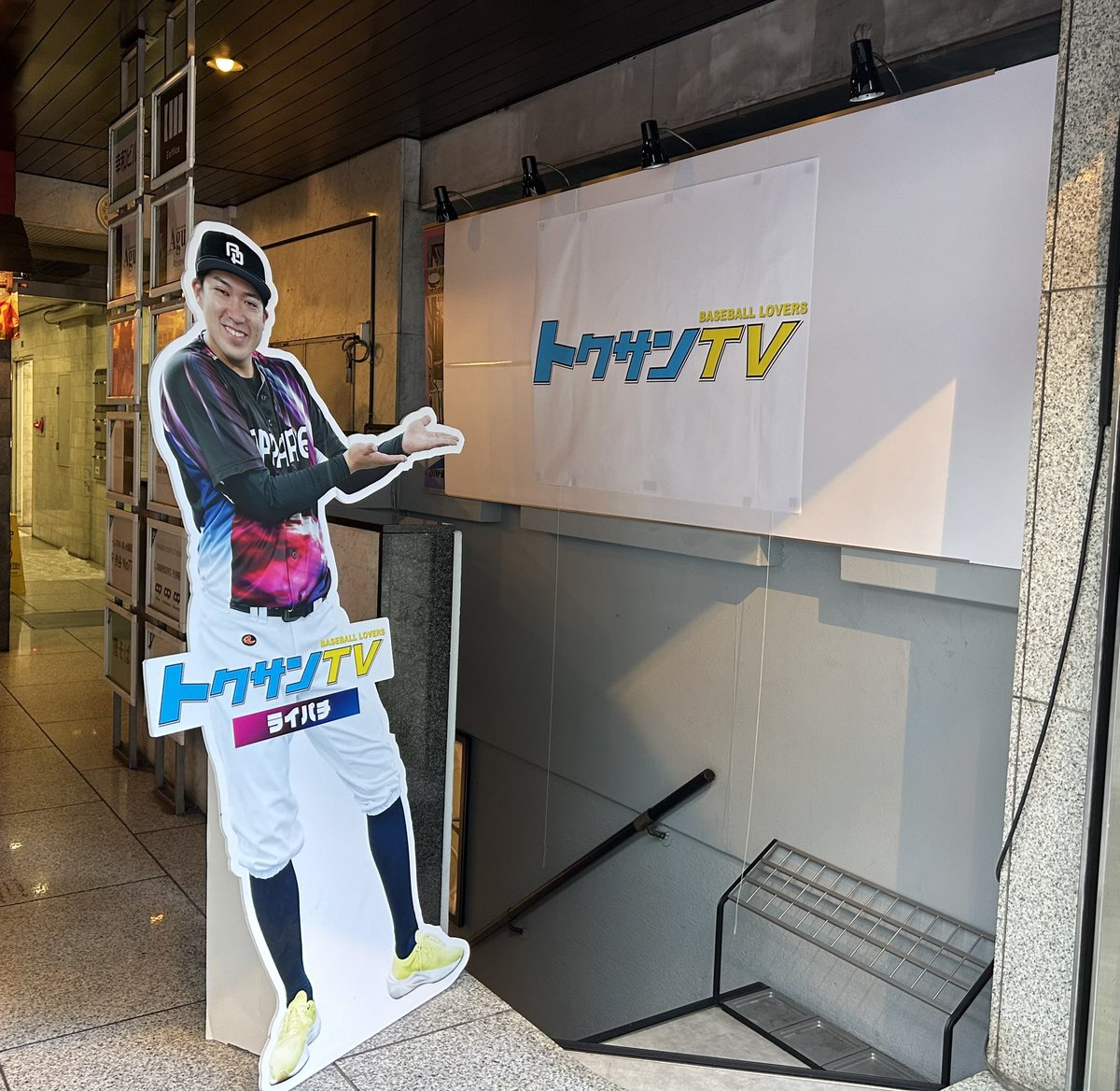 Koukou1334's tweet image. 行って来ました👍
たくさんのグラブとグラブ好きが集まった楽しい空間でした👍
マイグラブとトクサンTVチームメンバーのグラブとのツーショットは「これ載せるの？」ってやつを載せておきます😎
あと、ホットドッグはめっちゃボリューミーで美味しいのでお立寄りの際は注文必須です👍