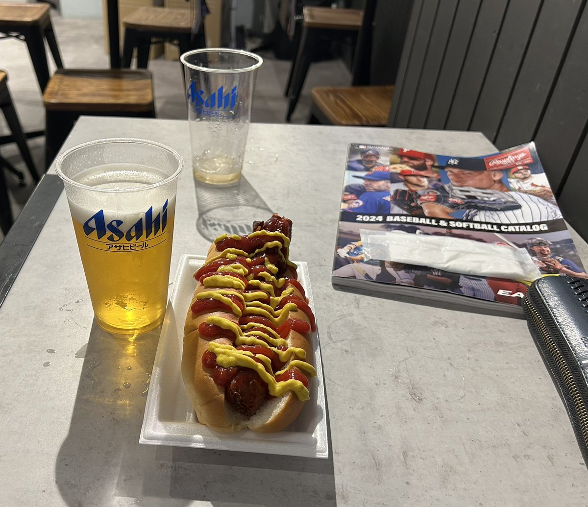 Koukou1334's tweet image. 行って来ました👍
たくさんのグラブとグラブ好きが集まった楽しい空間でした👍
マイグラブとトクサンTVチームメンバーのグラブとのツーショットは「これ載せるの？」ってやつを載せておきます😎
あと、ホットドッグはめっちゃボリューミーで美味しいのでお立寄りの際は注文必須です👍