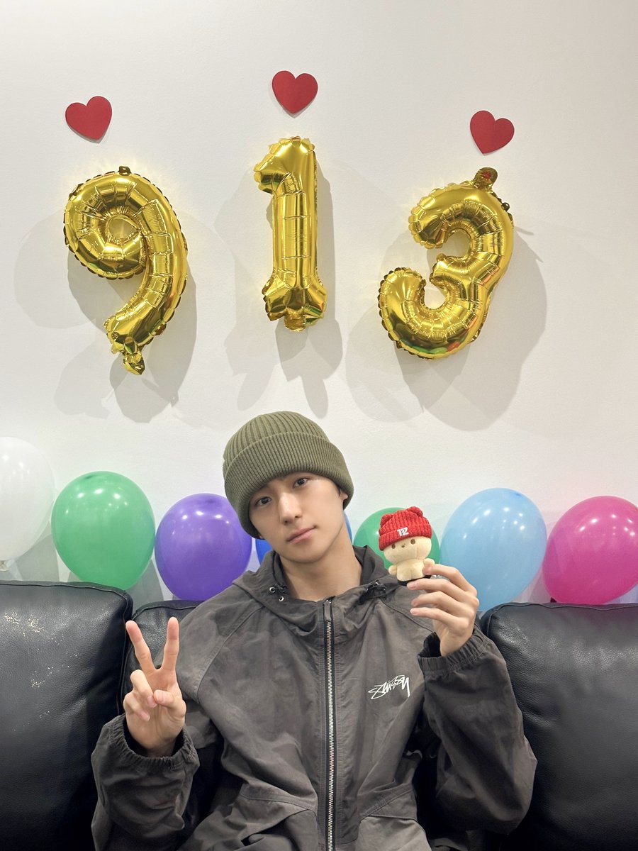 [📸] HBD to HYUNJAE🎂 더비만의 곰아지 현재의 생일을 축하합니다🧁우리 더비〰 생일을 하트로 가득 채워 줘서 고마워요❤

#THEBOYZ #더보이즈
#HYUNJAE #현재