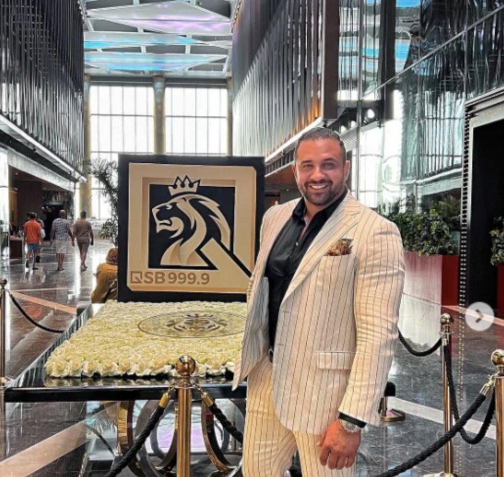 Tristan Tate had a brief relationship with Bianca Drăgușanu, a famous  Romanian model/ influencer. Bianca was also married to Alexandru-Nicolae  Bodi (Alex Bodi), a board member of Karatbars, an alleged crypto pyramid