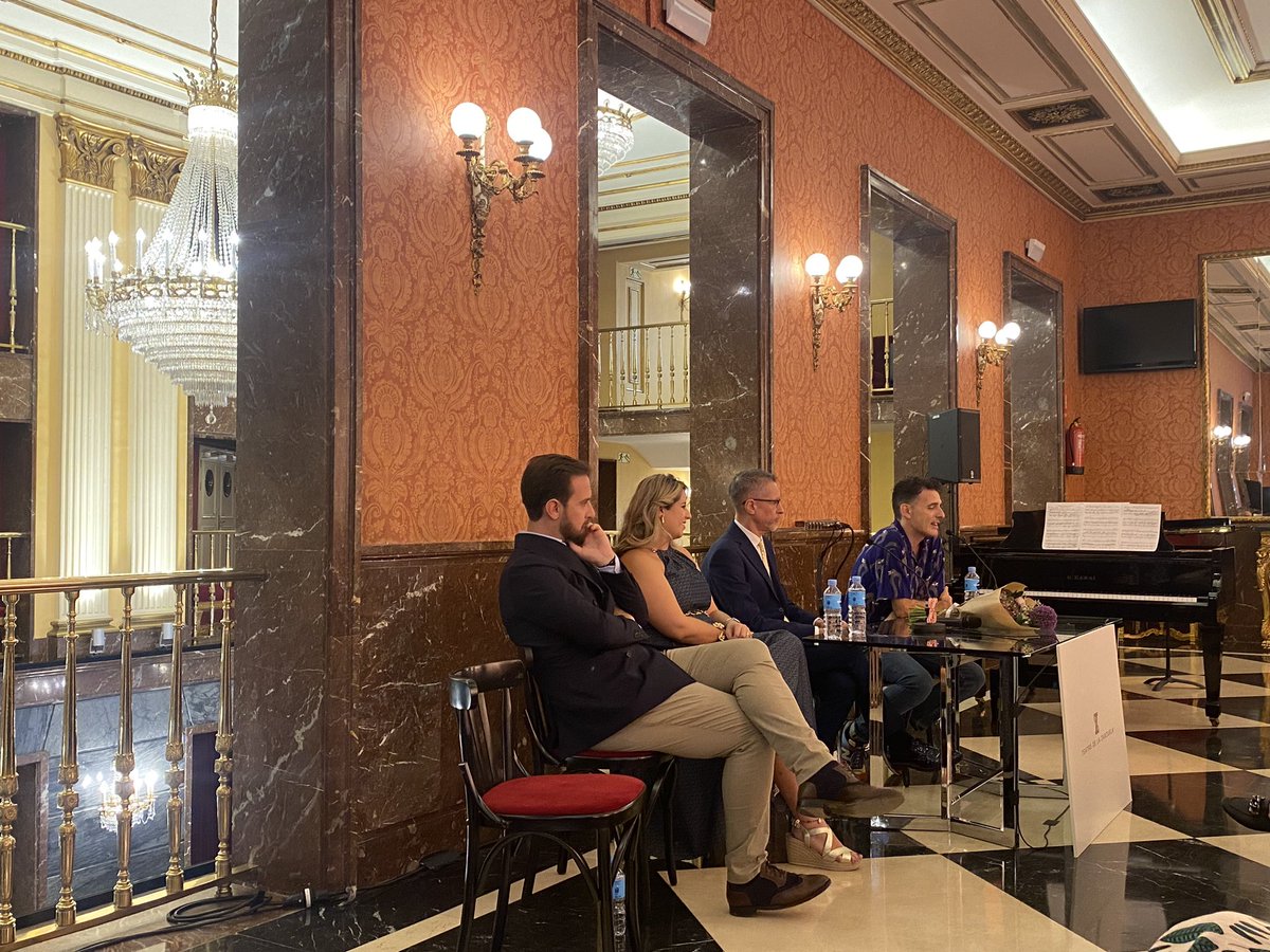 FPVMus's tweet photo. Hoy @BorjaMarino ha presentado ‘Mientras se borra el mundo’ en el Ambigú del @TeatroZarzuela
Con @Mar_710 #GabrielAlonso y @aurelioviribay
#CanciónEspañola #NosImportaNuestroPatrimonio
🎧 https://t.co/nlN14nTtAx https://t.co/HmiMvAUVdJ
