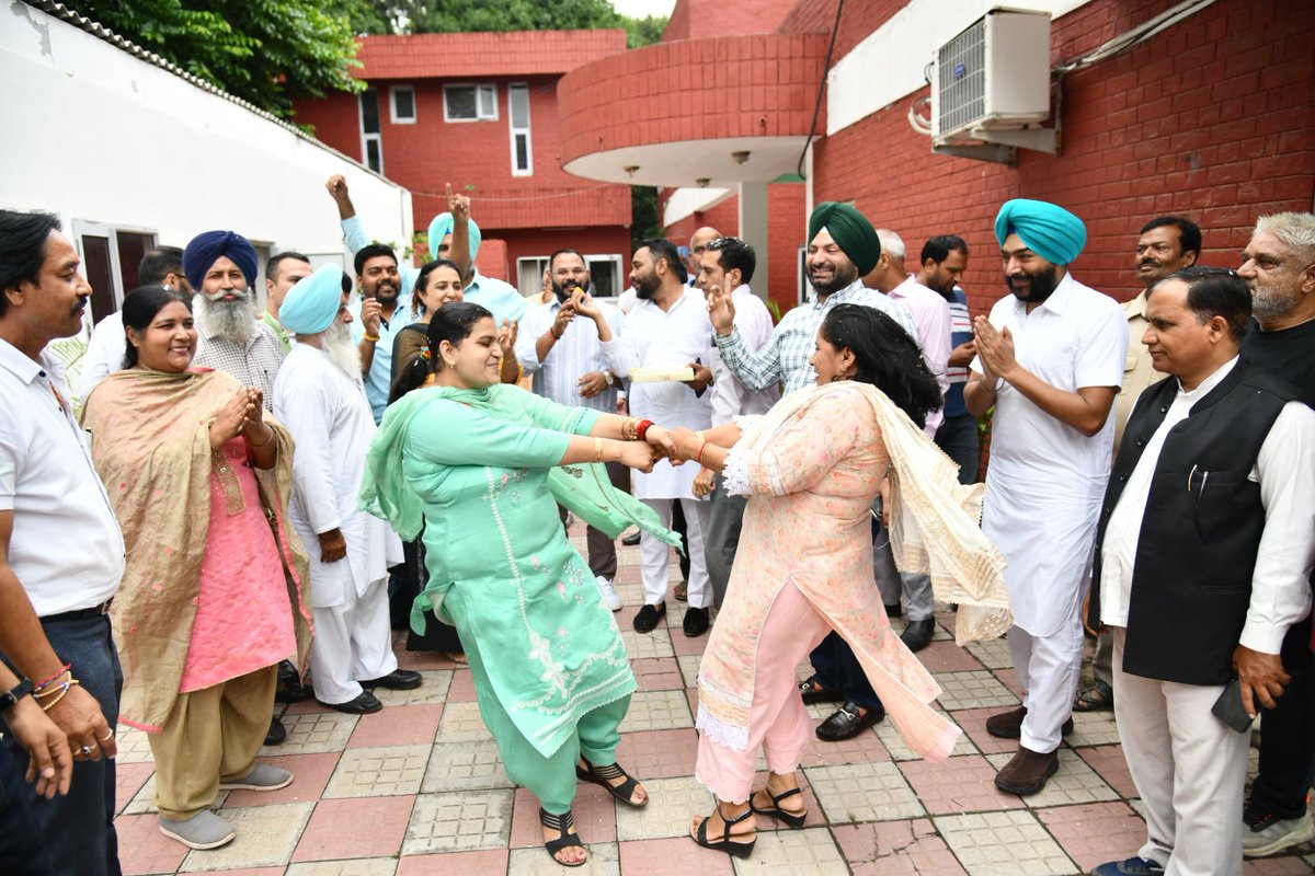 GargNeel's tweet photo. HISTORIC DAY! Hon'ble SC grants bail to @ArvindKejriwal Ji, proving truth always prevails! Celebrations erupt at AAP office in Chandigarh! See the joy among leaders @kang_malvinder @AnmolGaganMann @BJimpaAAP #KejriwalIsBack #TruthTriumphs https://t.co/ppzi5OAu09