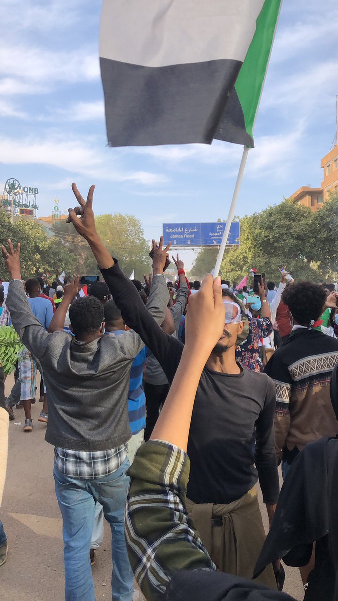 اياً كان وضعك ومقدرتك مدام قادر تقرأ الكلام دا ووصلك ، يبقى قادر تقدم وحوبتك جات..

🖋️حسن بكري  

سنة ونص وتوتي محاصرة وفشلنا في حملة منظمة لنضغط لدخول مساعدات او خروج المدنيين
وكذلك حال امدرمان القديمة وبيت المال ووسط امدرمان والفتيحاب لغايت ما اتكسر الحصار بعد قريب عام 
وبينهم