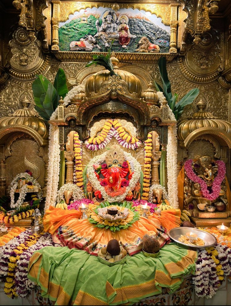 veda_padma's tweet image. People buy vip tickets or pay huge money for darshan at various temples. In my humble understanding during my discussion with various elevated sadhaka, it will be much better to sit peacefully in an isolated corner of that temple and do your prayers/stotra/japa. This will fetch…