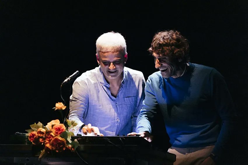 🔴𝐄𝐍𝐓𝐑𝐄𝐕𝐈𝐒𝐓𝐀 – 𝐏𝐨𝐧𝐭 𝐅𝐥𝐨𝐭𝐚𝐧𝐭
La compañía valenciana <a href="/PontFlotant/">Pont Flotant</a> regresa a Madrid con #EclipseTotal, un ensayo general tierno y cómico de un posible final a la vida que podremos ver en @sala_mirador del 20 al 29 de septiembre. 🌘
acortar.link/Ui9Jxj