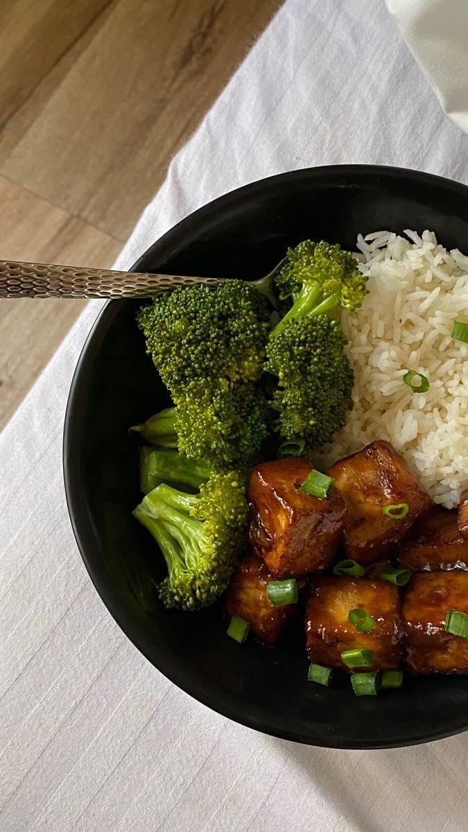 bbgarlogan's tweet photo. Grub time! There’s extras in the kitchen if anyone wants some! The tofu is a bit spicy… https://t.co/CLZgsMfpyx