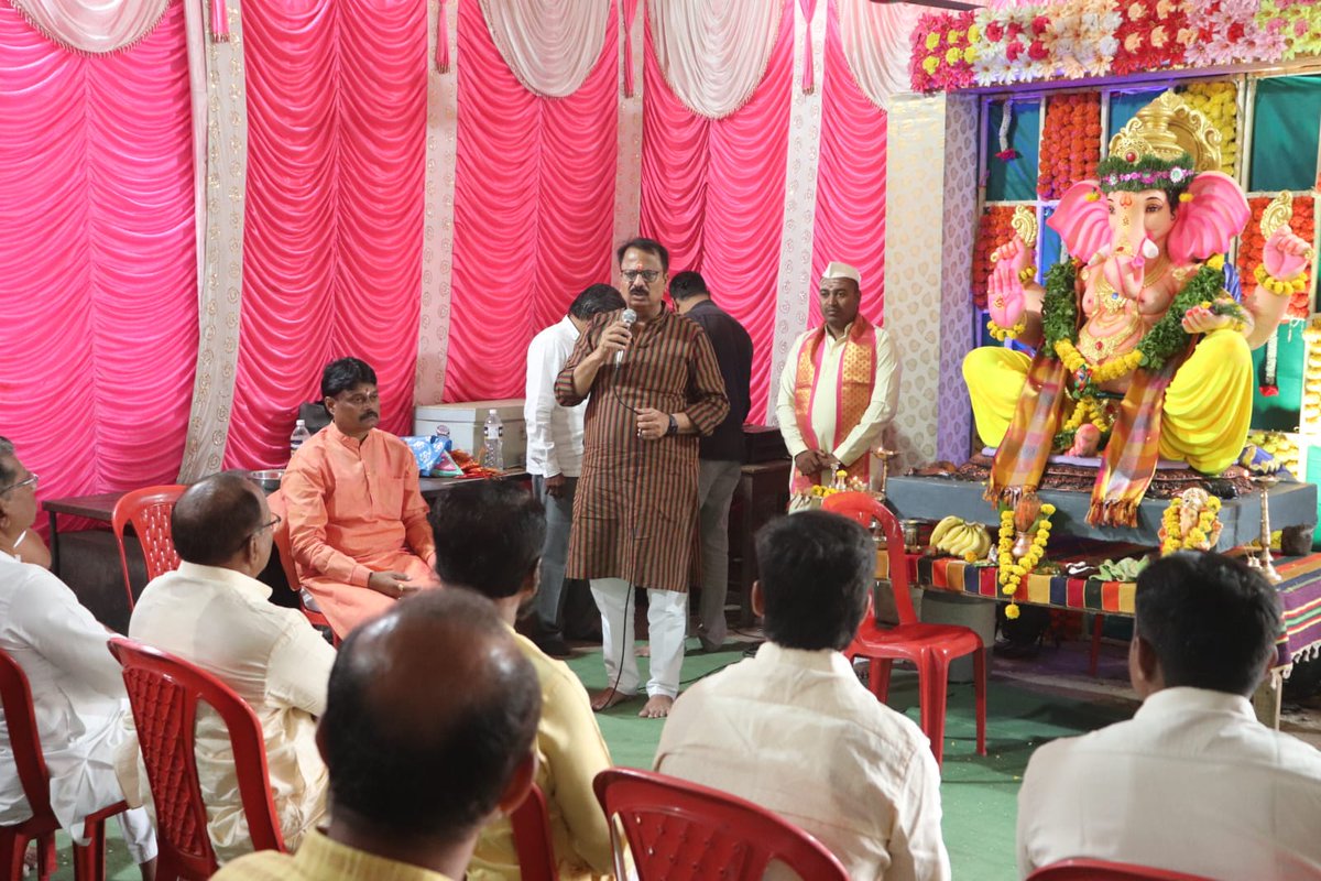dm_dilipmane's tweet photo. गणपती बाप्पाचे दर्शन घेण्यासाठी मार्केट यार्ड येथील भुसार मार्केट येथील गणेशोत्सव मित्र मंडळास विशेष भेट दिली. याप्रसंगी माजी मार्केट यार्ड कमिटी संचालक केदारनाथ उंबरजे यांच्यासह अनेक व्यापारी उपस्थित होते. या सगळ्यांच्या उपस्थितीत गणपती बाप्पाचे दर्शन घेत मनोभावे आरती केली. https://t.co/NdS9bMRxAq