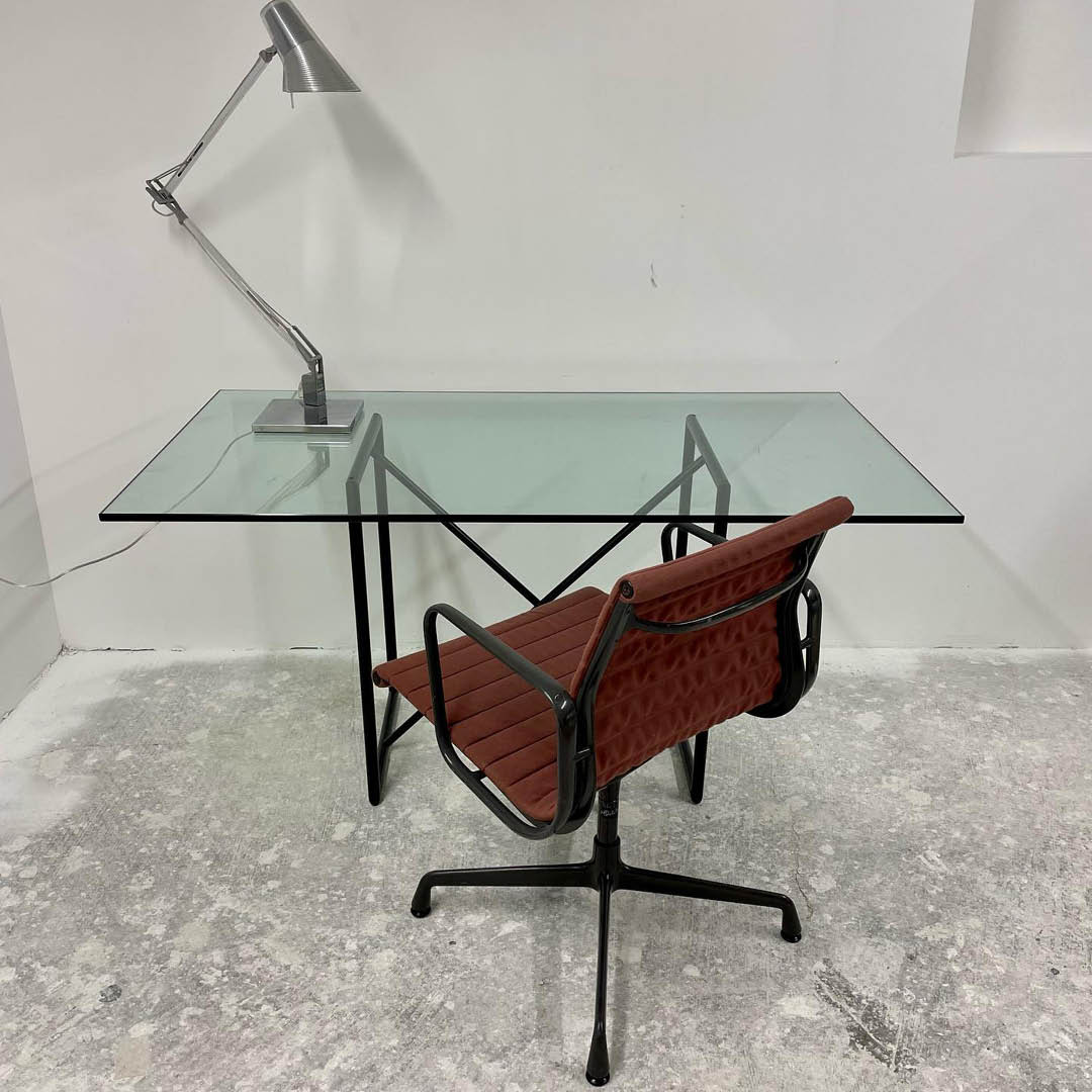 Vienna glass dining table by Rodney Kinsman for Bieffeplast, 1980s.

#viennatable #rodneykinsman #bieffeplast #glasstable #vintagedesigns #designclassics

📸 @lapereaux.nl - Private Collector of Vintage Home Decor &amp; Contemporary Design