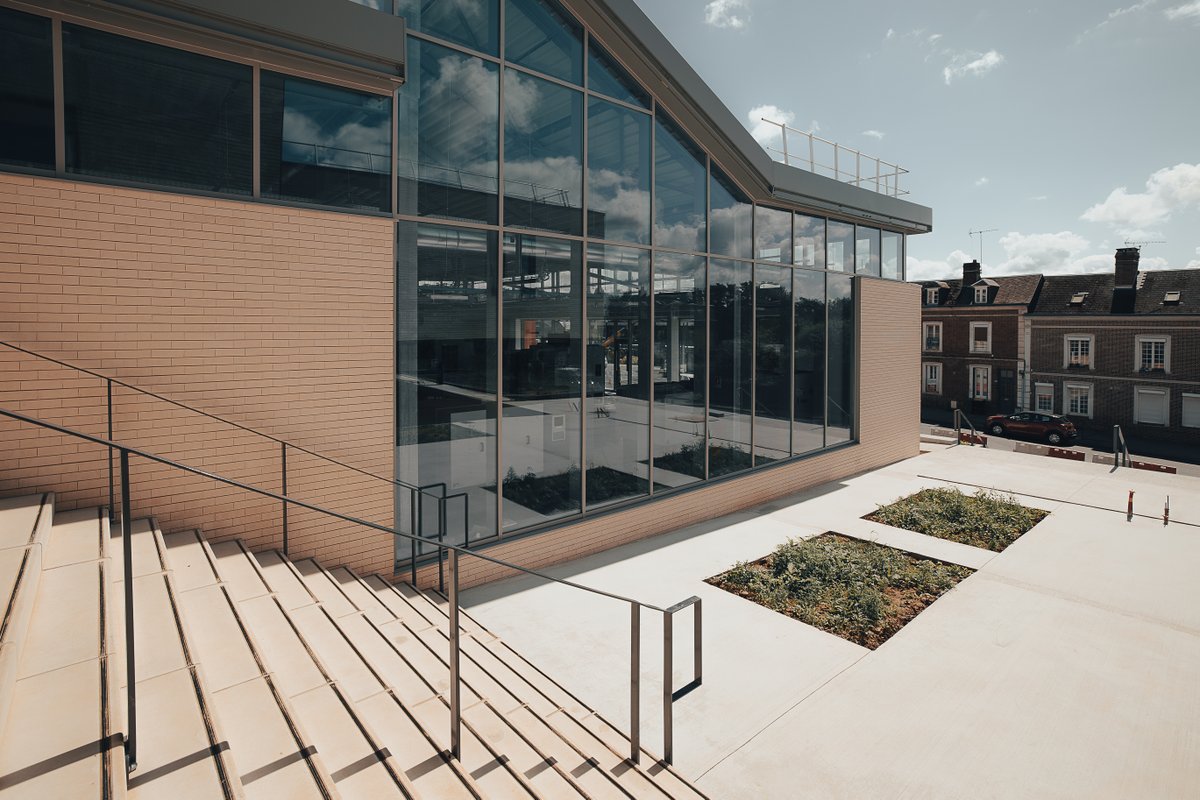 RegionNormandie's tweet image. Point d'étape sur l'importante rénovation du lycée Clément #Ader de Bernay (27). 👨‍🎓

Répartis sur deux sites, les élèves du lycée seront bientôt réunis. C’est l’un des objectifs de la restructuration démarrée en 2021 pour un montant de 48,4 millions d'€.➡️normandie.fr/investissement…