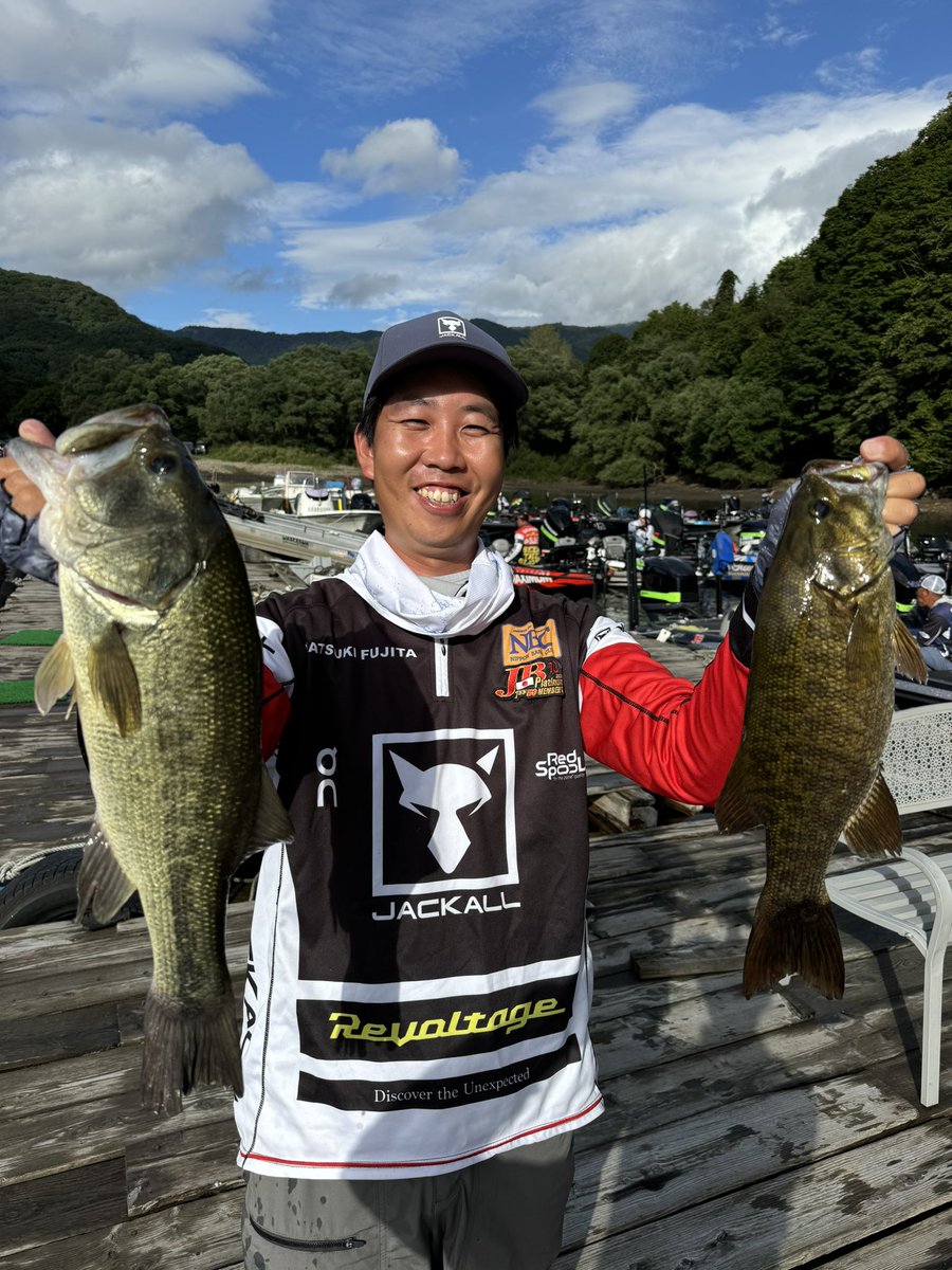 natsukin2220's tweet image. JBTOP50第4戦KEITECH cup・桧原湖初日
キッカーラージを仕留めて3本3198gで2位スタート❗️
明日もウェイトの積み上げが大事なので、最後まで気を抜かず釣るのみです❗️
#jbtop50 
#keitech 
#桧原湖 
#ゴールドハウス目黒 
#jackall 
#revoltage 
#onシューズ 
#LEVITATE