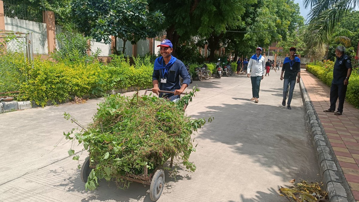 NSSBDKACCG's tweet photo. Shram Karya was organized in the college premises by the NSS department of Bhaktaraj Dada Khachar College.  In which volunteers participated enthusiastically.
@_NSSIndia @YASMinistry @nssmkbu @nssgujarat https://t.co/3IGTw29IOI