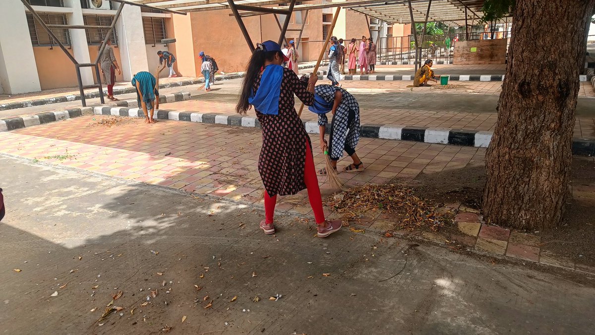 NSSBDKACCG's tweet photo. Shram Karya was organized in the college premises by the NSS department of Bhaktaraj Dada Khachar College.  In which volunteers participated enthusiastically.
@_NSSIndia @YASMinistry @nssmkbu @nssgujarat https://t.co/3IGTw29IOI