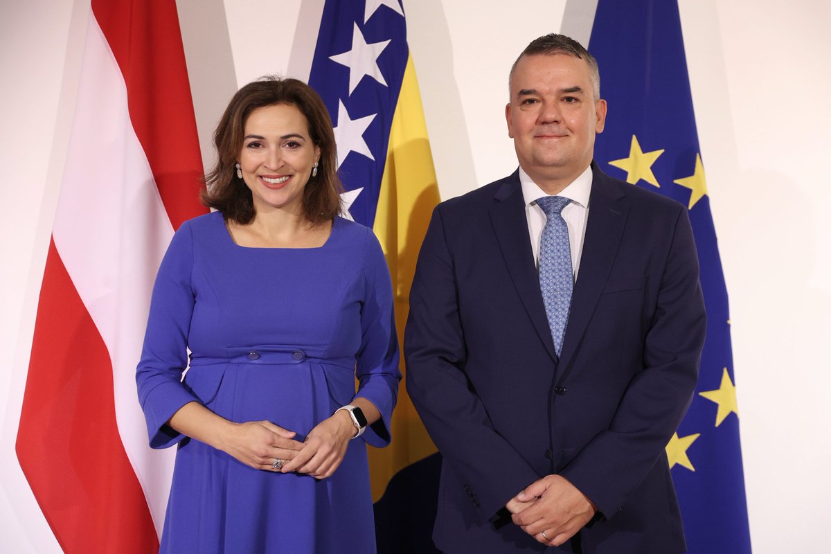 BunozaDavor's tweet photo. Radni sastanak u #MPBiH s ministricom pravde 🇦🇹 @Alma_Zadic koja danas boravi u BiH sa svojim izaslanstvom.
Razgovor s posebnim naglaskom na pregovaračko poglavlje 23., Plan rasta i poticajnu i prijateljsku podršku Republike Austrije prema Bosni i Hercegovini.
U otvorenom razgovoru pohvaljen je postignuti rezultat BiH i pružena podrška na ključna tri mjeseca koja su pred BiH na njezinom #EU putu.
Austrija je snažni zagovornik #BiH i naš zajednički cilj je europska integracija. 🇧🇦🇦🇹🇪🇺