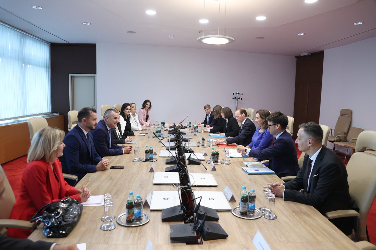 BunozaDavor's tweet photo. Radni sastanak u #MPBiH s ministricom pravde 🇦🇹 @Alma_Zadic koja danas boravi u BiH sa svojim izaslanstvom.
Razgovor s posebnim naglaskom na pregovaračko poglavlje 23., Plan rasta i poticajnu i prijateljsku podršku Republike Austrije prema Bosni i Hercegovini.
U otvorenom razgovoru pohvaljen je postignuti rezultat BiH i pružena podrška na ključna tri mjeseca koja su pred BiH na njezinom #EU putu.
Austrija je snažni zagovornik #BiH i naš zajednički cilj je europska integracija. 🇧🇦🇦🇹🇪🇺