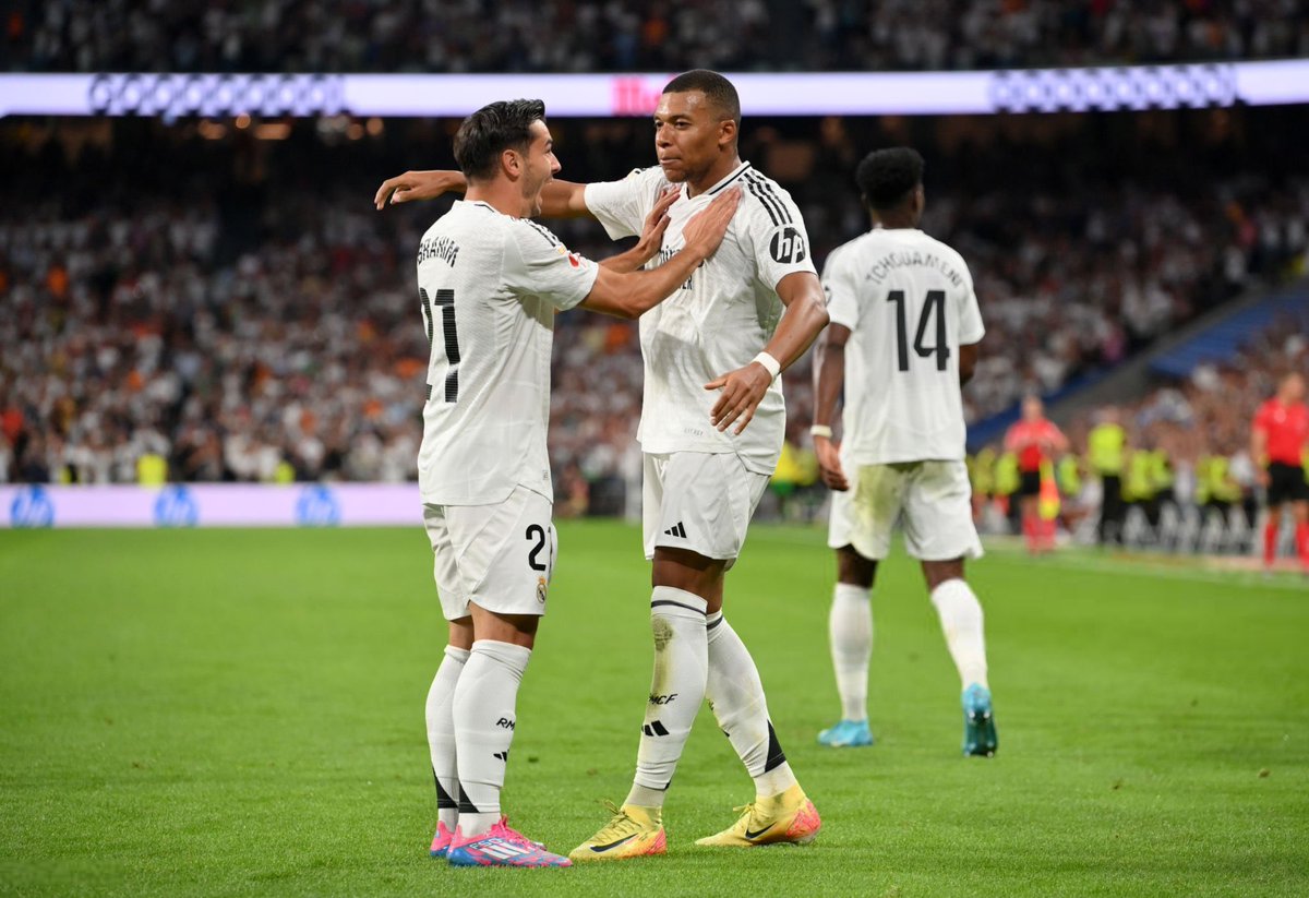 ActuFoot_'s tweet image. Brahim Diaz et Kylian Mbappé sont très proches à l’entraînement du Real Madrid ! 🤍

Ils se mettent souvent ensemble lors des exercices.

Le Français s’est trouvé son chouchou dans le vestiaire Merengue. 🇫🇷🇲🇦😁

🗞️ @sport