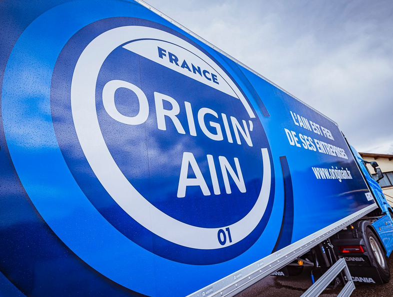 Departement_AIN's tweet photo. 🚚 L'#Ain est fier de ses entreprises ! Grâce à l'une des semi-remorques des Transports Rousset de Poncin, le label #Originain va désormais parcourir la France !➡️https://t.co/7A7x3bubFc https://t.co/wwv70dC2HL