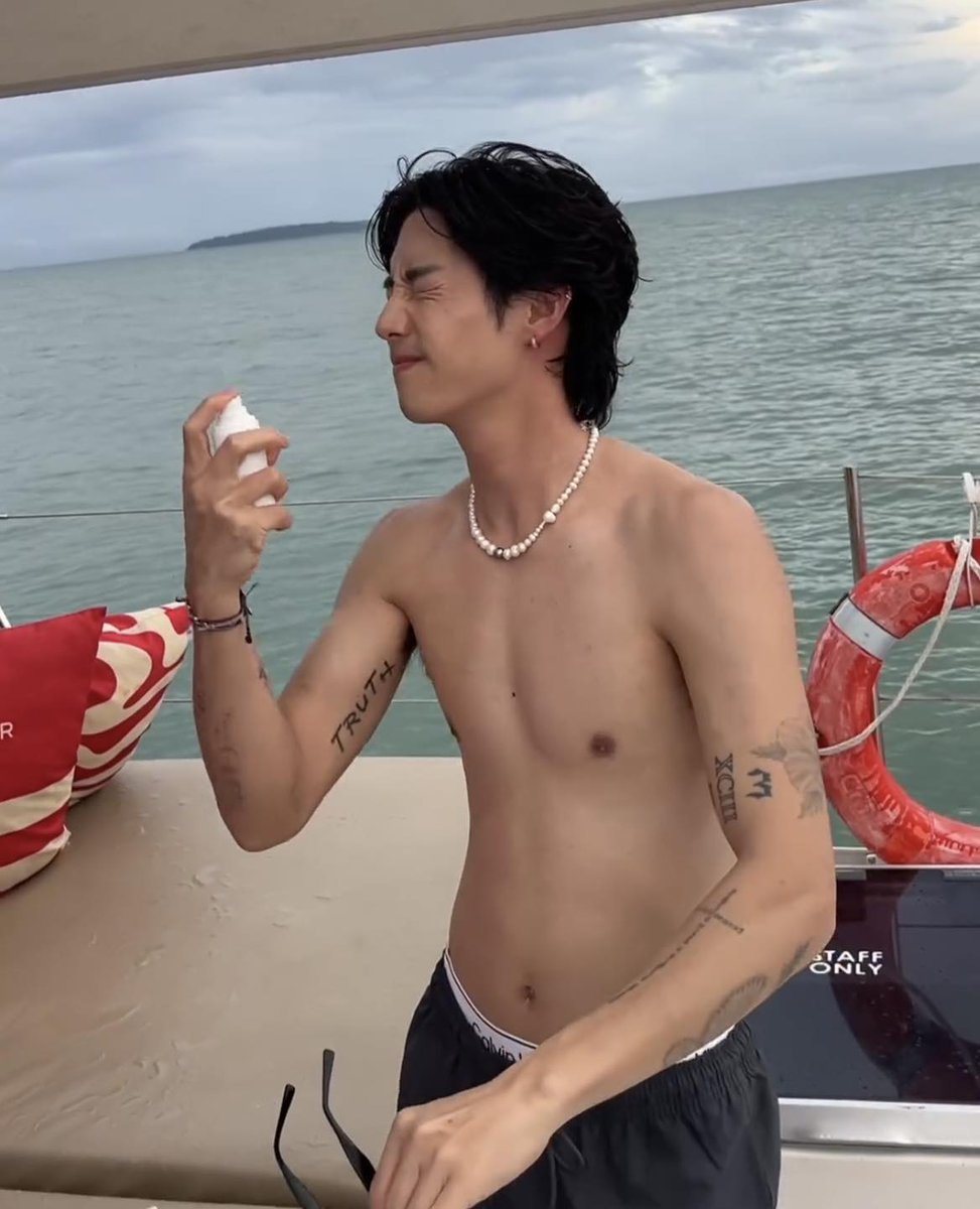 ZappQuote's tweet image. หลังจากหายแสบตาจากคลิปมาร์คต้วน เพราะทะเลขาวสว่างจ้ามาก สติกลับมาแล้วก็เริ่มคุ้นๆ ว่าในมืออ่ะ ใช่ไหมนะ ไปสืบมาก็ชัดแล้วค่ะว่ากันแดดแบรนด์ไทยจริงๆ กันแดดแต่ไม่กันหล่อ เคที่ดอลล์เอาอีกแล้ว ของก็หมดสต็อกแล้วค่ะ ซื้อไม่ทันอีกแล้ว