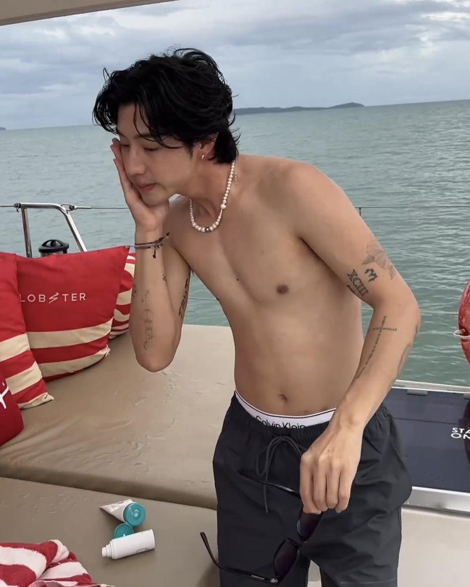 ZappQuote's tweet image. หลังจากหายแสบตาจากคลิปมาร์คต้วน เพราะทะเลขาวสว่างจ้ามาก สติกลับมาแล้วก็เริ่มคุ้นๆ ว่าในมืออ่ะ ใช่ไหมนะ ไปสืบมาก็ชัดแล้วค่ะว่ากันแดดแบรนด์ไทยจริงๆ กันแดดแต่ไม่กันหล่อ เคที่ดอลล์เอาอีกแล้ว ของก็หมดสต็อกแล้วค่ะ ซื้อไม่ทันอีกแล้ว