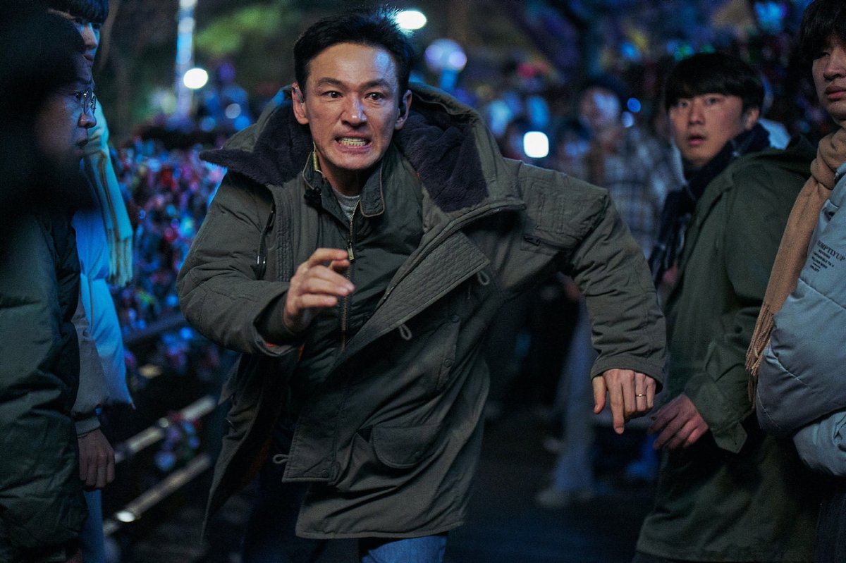 imminjuni's tweet photo. Vuelvo de ver I, THE EXECUTIONER <#베테랑2>, la secuela de VETERAN. El director Ryoo Seung-wan regresa con una historia más densa, oscura y violenta, pero con unas escenas de acción increíbles y un impresionante Jung Hae-in. Tiene todo lo necesario para triunfar en taquilla. https://t.co/1RO3QpVcN7