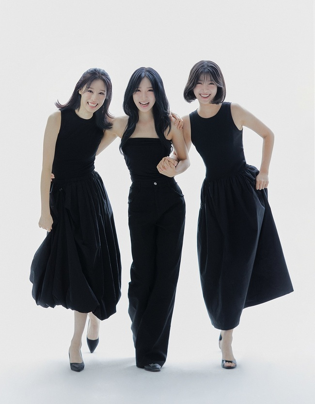 kchartsmaster's tweet photo. ATTRAKT announces legal action against Warner Music Korea for persuading former FIFTY FIFTY members Aran, Saena and Sio into leaving ATTRAKT and signing with them.

— “We have obtained comprehensive legal evidence proving that Warner Music Korea, The Givers, and former Fifty Fifty members Aran, Saena and Sio colluded to breach their exclusive contracts and engaged in tampering activities.”

https://t.co/Q5yui0JCVT