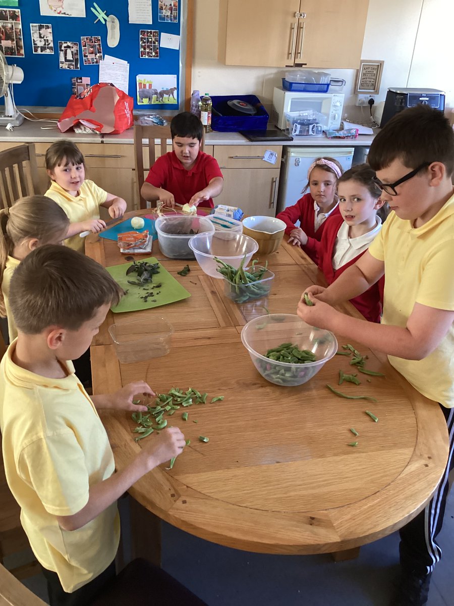 ReignheadPri's tweet image. Our Gardening Club spent yesterday's session cooking the produce we harvested from our allotment. We made roast potatoes, broad beans, stuffing and a fruit crumble! 😋🍓🧅🌿🥔