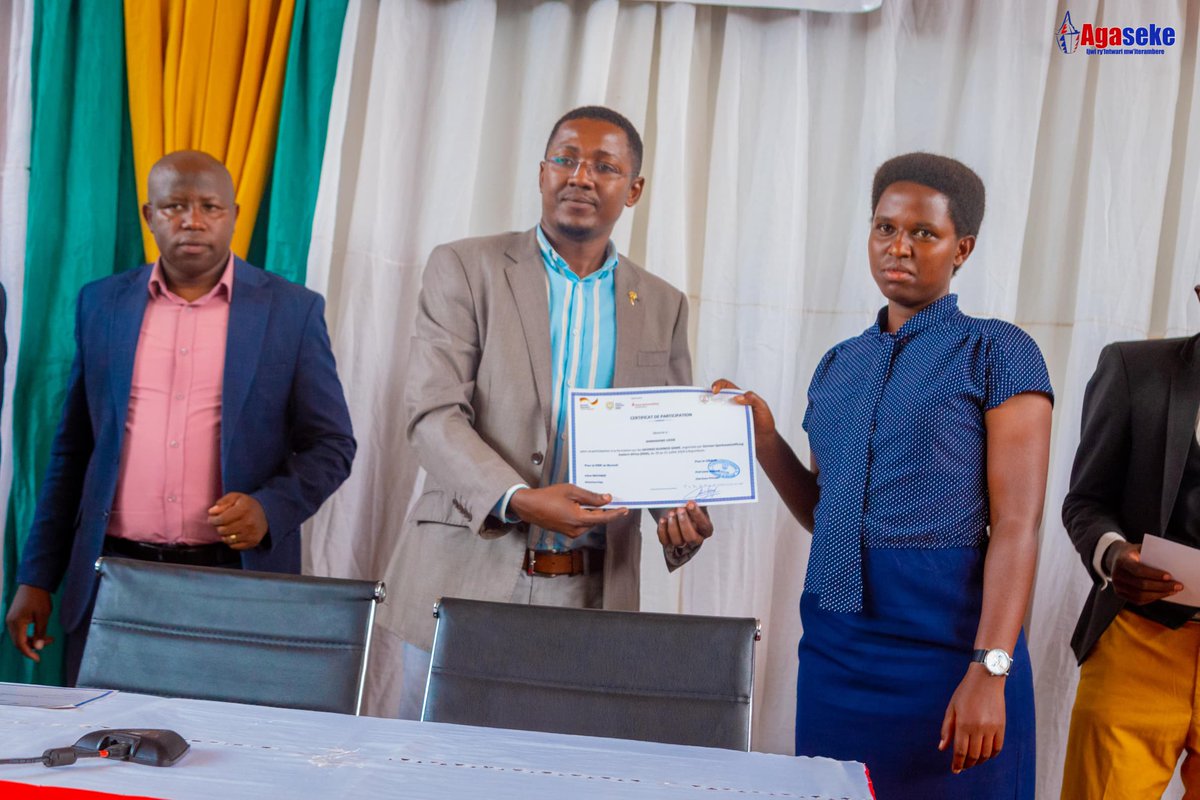 AgasekeTv's tweet photo. #Burundi Eloi Iteriteka, un autre lauréat encadré égalemt par la @FondationNiyong se voit en 5ans parler l'allemand au même niveau que le Kirundi, langue maternelle. Il compte développer ses capacités en maintenance ds l'espoir d'aller prester en Allemagne. @GERinBurundi @cinaub https://t.co/5tTvG8jHnZ