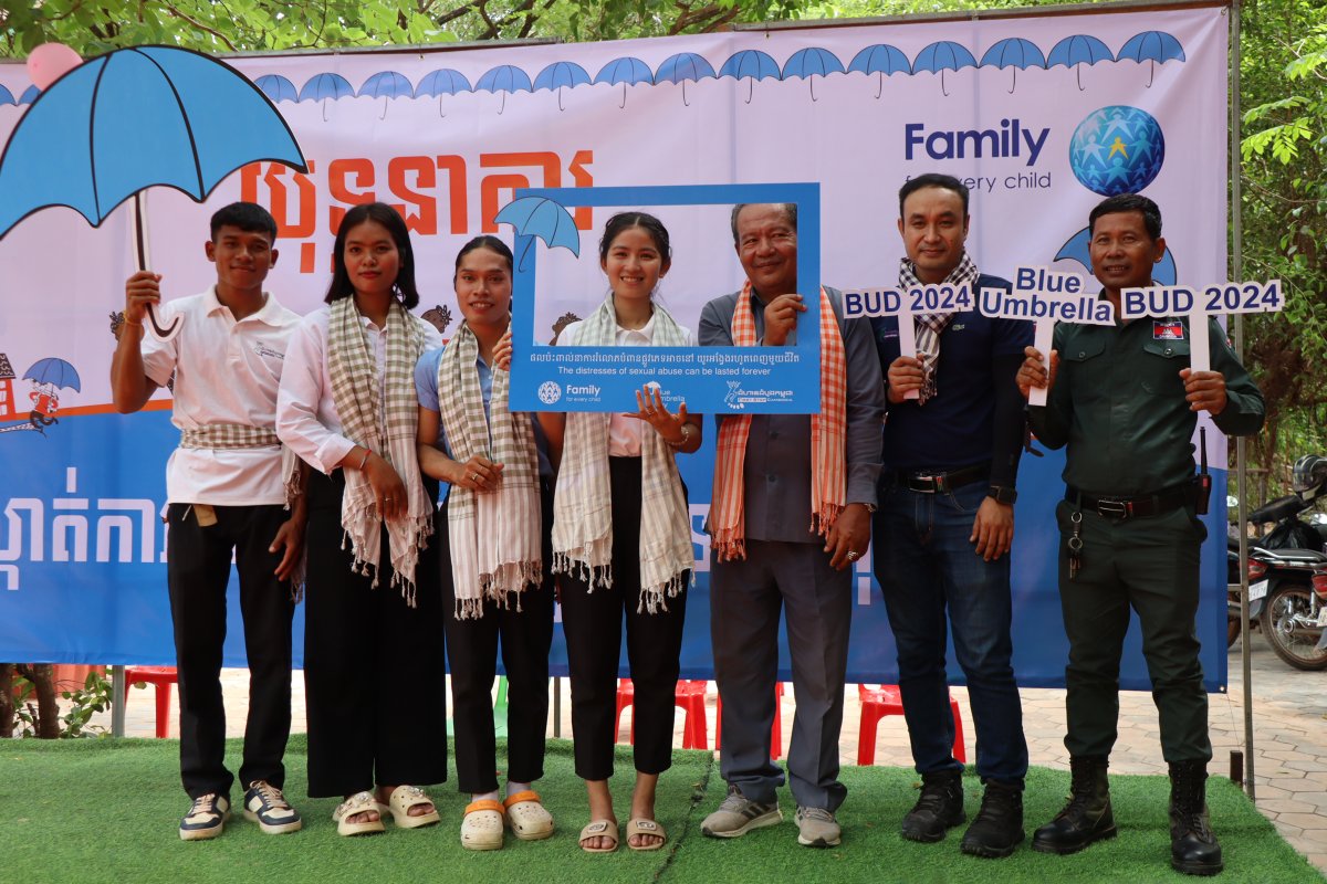 Kambodžassa jopa viisi prosenttia lapsista joutuu seksuaalisen hyväksikäytön uhriksi. Kaarinan seurakunta tukee Lähetysseuran lastensuojelutyötä, joka keskittyy seksuaalisen hyväksikäytön vastaiseen työhön.  #liljalehti

Lue juttu: liljalehti.fi/2024/08/27/mon…

Kuva: Anna Peltonen