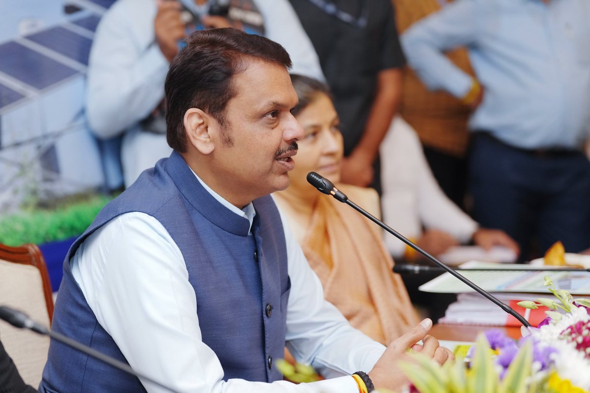 Dev_Fadnavis's tweet image. ☀️ 'मागेल त्याला सौर कृषिपंप' योजना के लिए पंजीकरण वेबपोर्टल का उदघाटन, पोस्टर का अनावरण और जानकारी पुस्तिका का प्रकाशन

#Maharashtra #Mumbai #SolarPump