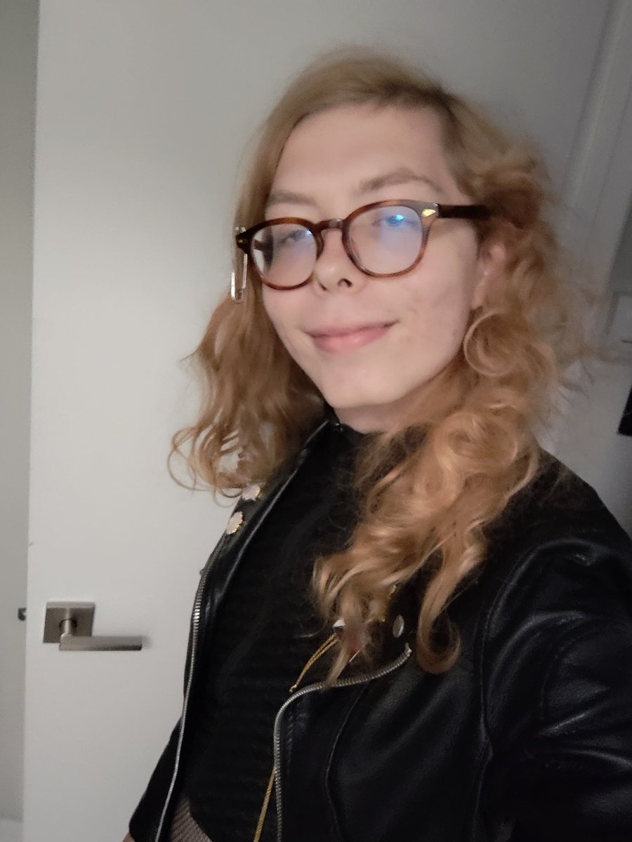 decemberrrose's tweet photo. just posting this so onlyfans will approve me, the verif process is being a bitch rn https://t.co/y49rFZqy5t
