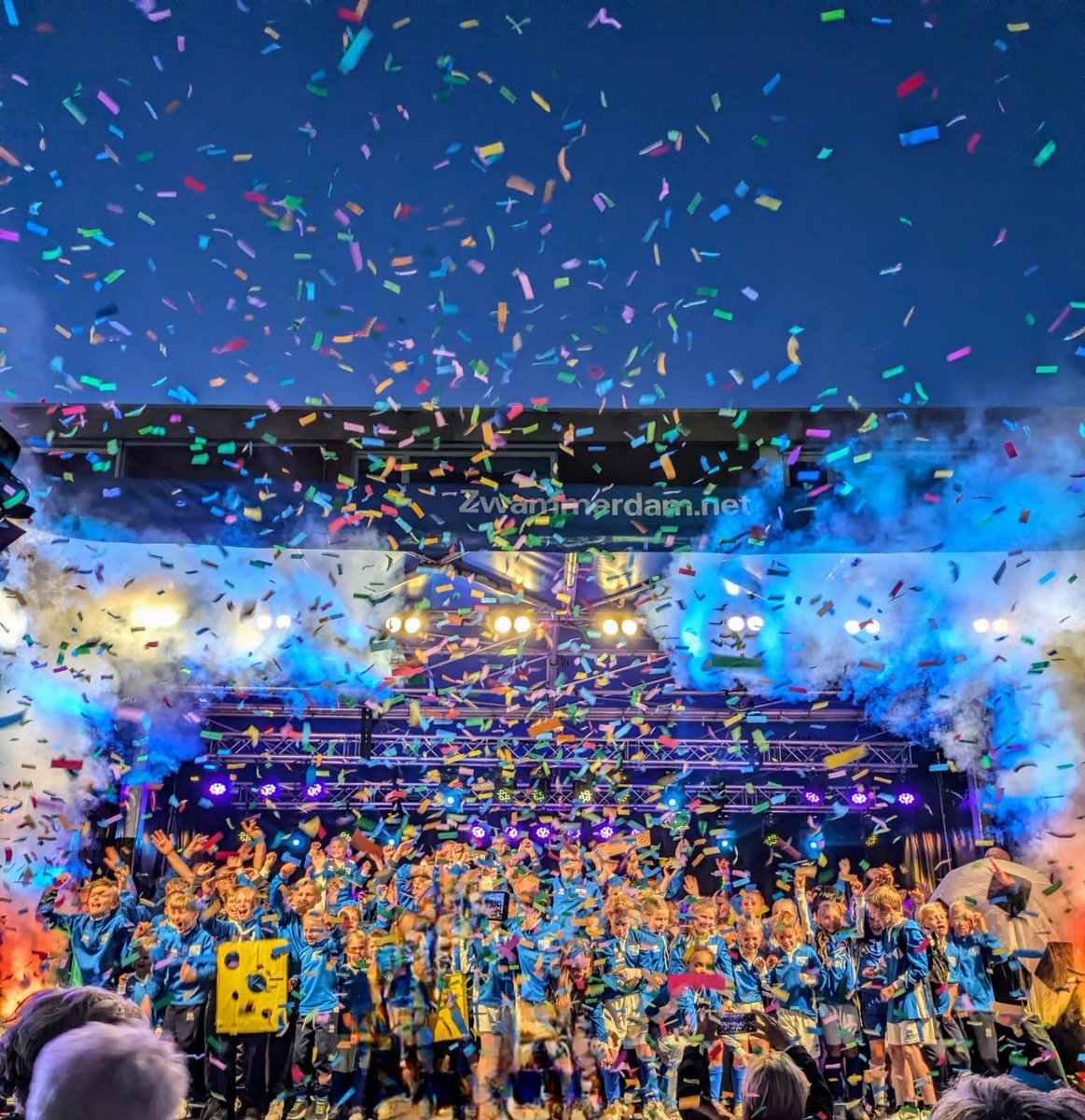 ROHDA76's tweet photo. Wat een succes, de hernieuwde deelname van Rohda’76 aan het kaascorso. Het was al weer wat jaartjes geleden dat onze vereniging zich presenteerde op de Bodegraafse catwalk. De terugkeer leverde direct de eerste prijs: de cup met de grote oren. https://t.co/AnInAI3b5A https://t.co/LctqH27NRF