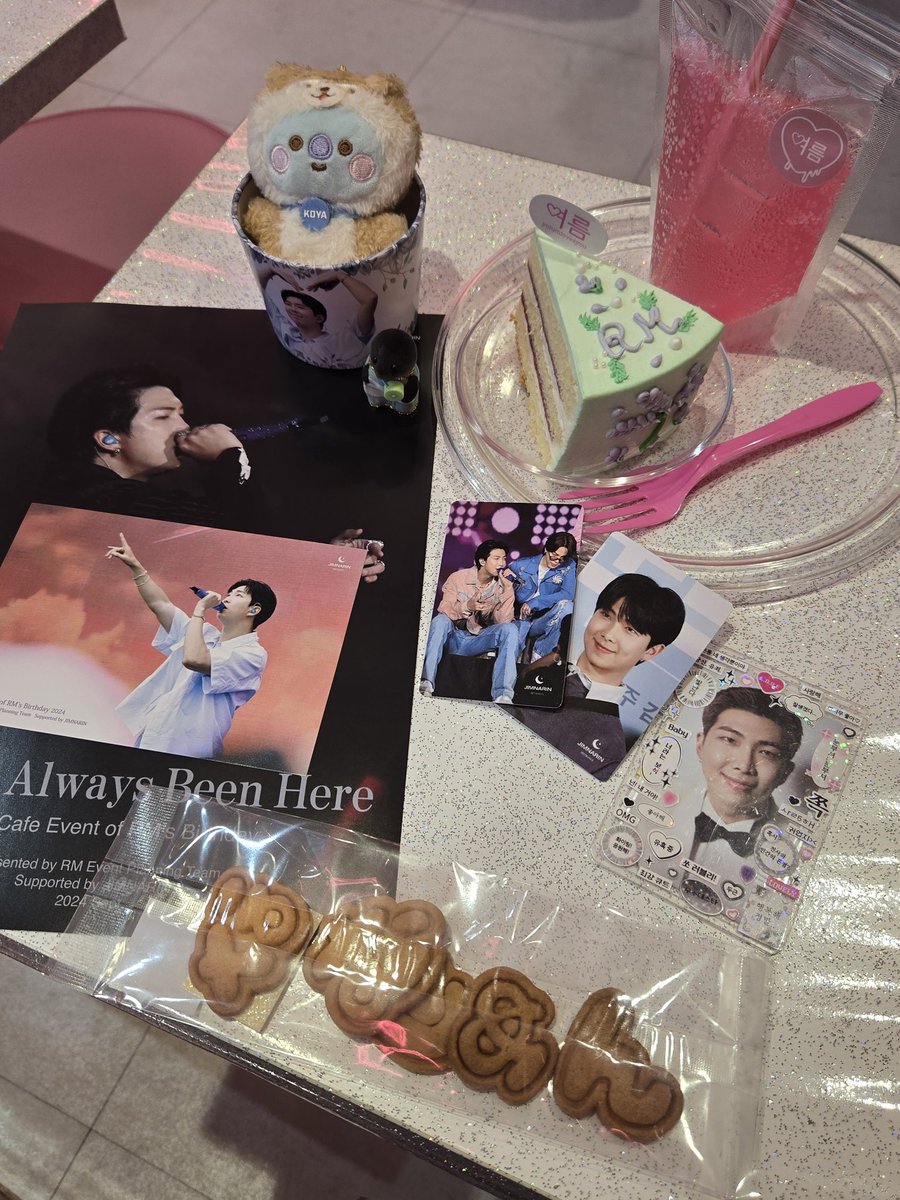 wEVhIkhWaTNEQSK's tweet photo. ナムさんセンイルウィーク
9/9(月)
@yolumlovesyou さんで
お昼休みにアミ活
ランチはケーキセット
ケーキのデザイン可愛かった~✨
#SpringAlwaysBeenHere https://t.co/TcYLX795O5