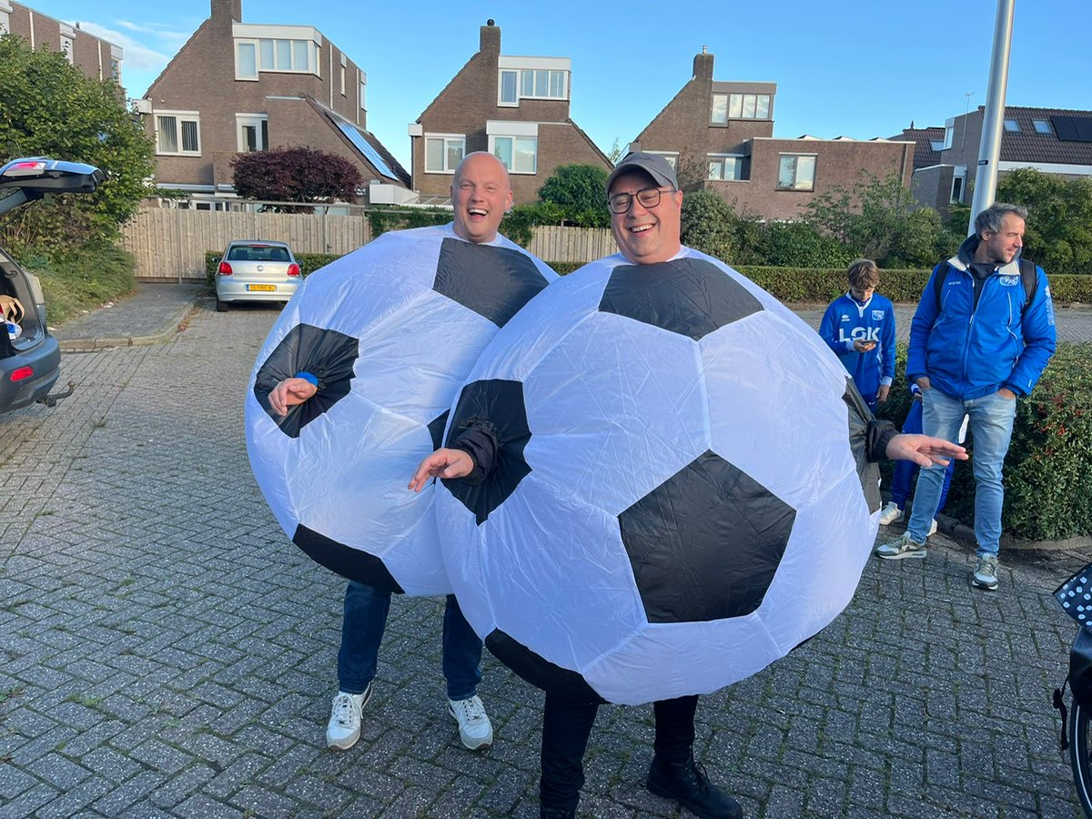ROHDA76's tweet photo. Wat een succes, de hernieuwde deelname van Rohda’76 aan het kaascorso. Het was al weer wat jaartjes geleden dat onze vereniging zich presenteerde op de Bodegraafse catwalk. De terugkeer leverde direct de eerste prijs: de cup met de grote oren. https://t.co/AnInAI3b5A https://t.co/LctqH27NRF