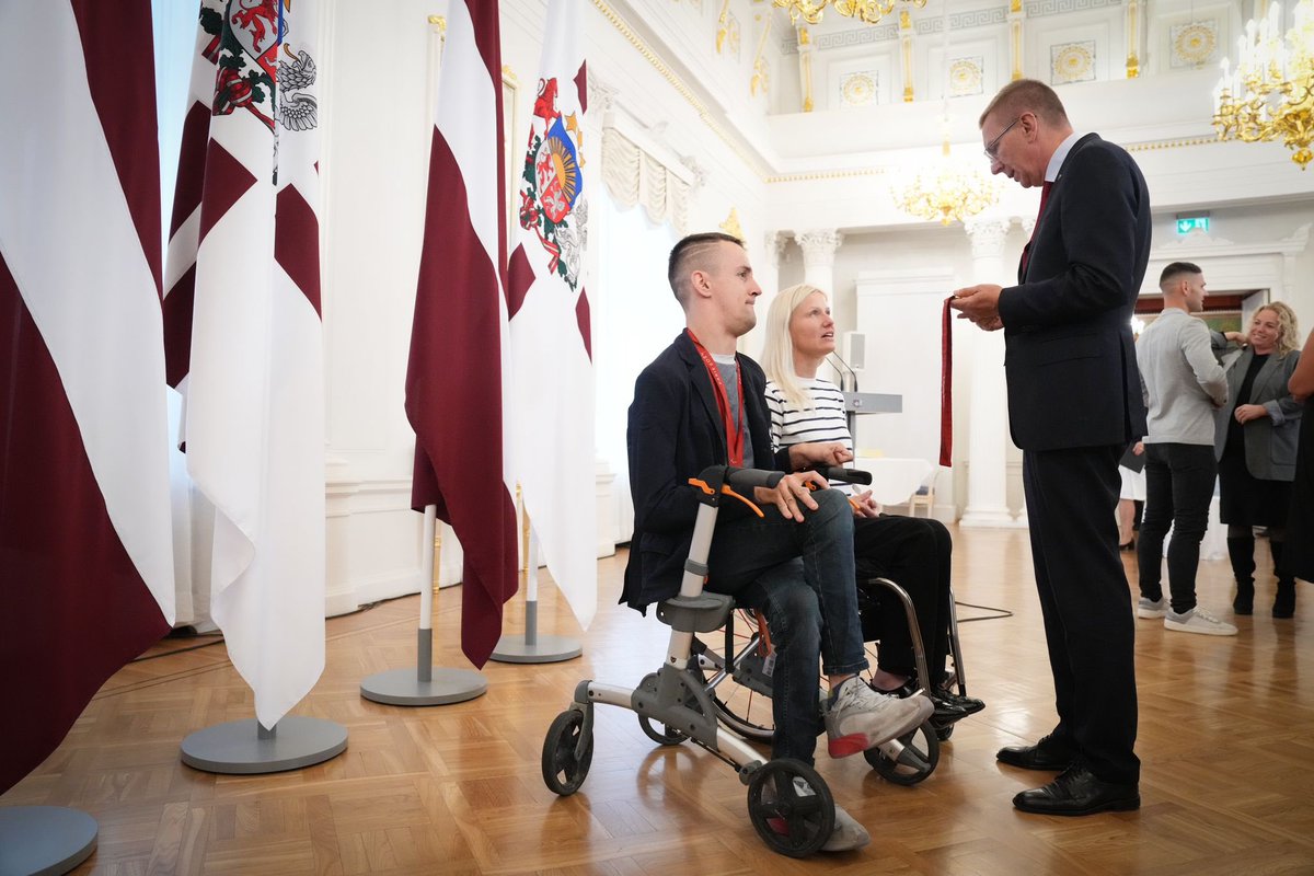 Šodien <a href="/Rigas_pils/">Valsts prezidenta kanceleja</a> ciemos zelta komanda. Tik labi panākumi mūsu paraolimpiešiem vēl nav bijuši, sirsnīgi sveicu medaļniekus un visus augsto vietu ieguvējus, lepnums par katru! Vienīgi Riharda Snikus komandas biedram King of the Dance nebija laika, jātrenējas!