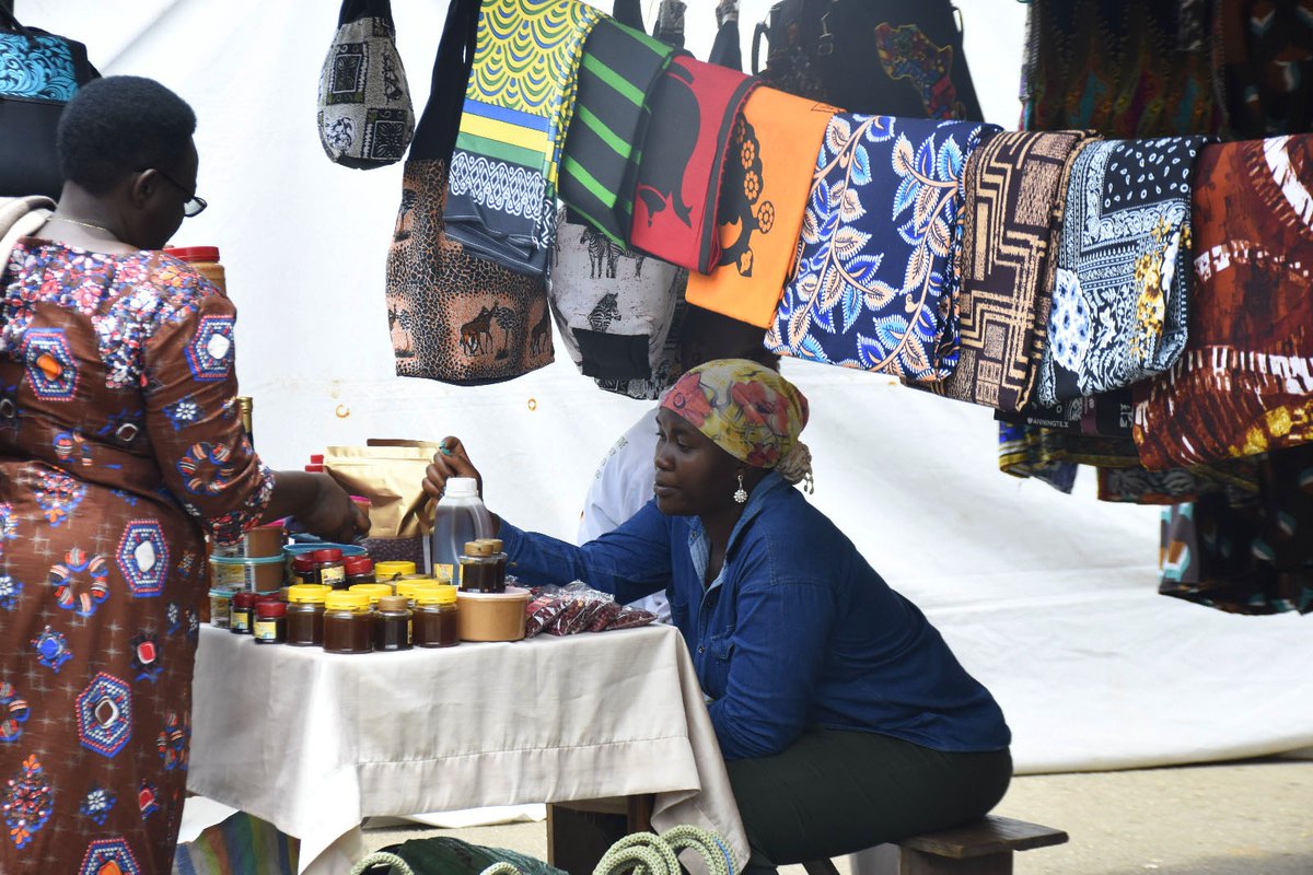 USSIAssociation's tweet photo. Day two of the USSIA Street Market was a success! Alongside showcasing amazing products, we also held an impactful youth mentorship session, inspiring and guiding the next generation of entrepreneurs. #USSIAStreetMarket #YouthMentorship #DayTwoHighlights #EmpoweringYouth https://t.co/6SB7sKsXPb
