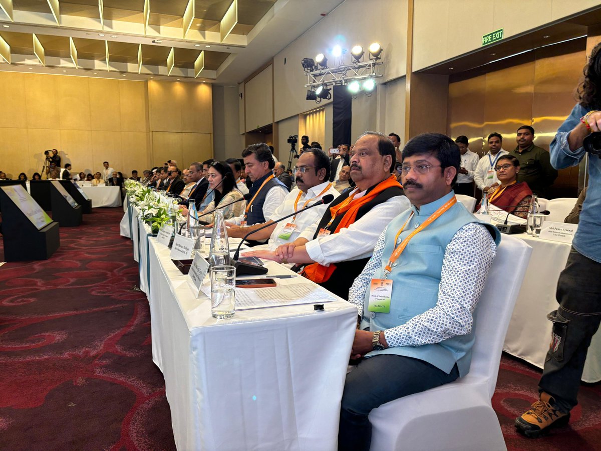 minmpmsme's tweet photo. मुंबई में आयोजित व्यापर बोर्ड की बैठक में सूक्ष्म लघु मध्यम उद्यम मंत्री श्री @ChetanyaKasyap शामिल हुए। इस दौरान उन्होंने मध्यप्रदेश के स्टार्टअप्स और ओद्योगिक संभावनाओं को लेकर चर्चा की। बैठक में केंद्रीय वाणिज्य एवं उद्योग मंत्री श्री @PiyushGoyal भी उपस्थित रहे।
#MSME_MP https://t.co/xYkZfIe4US