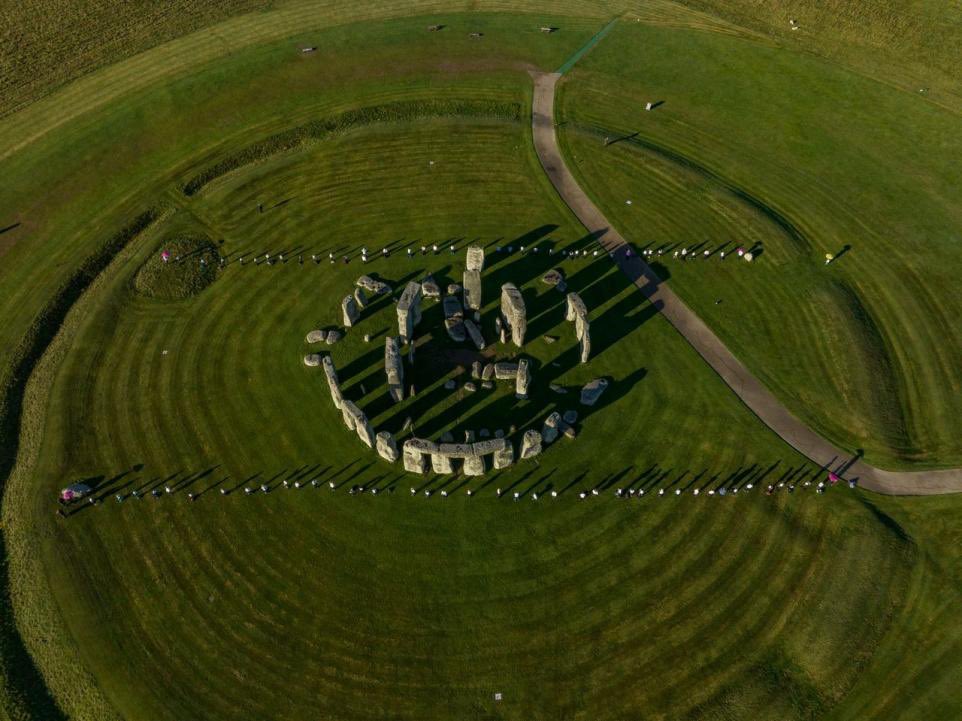 Nearly 100 children help experts to map Major Lunar Standstill at Stonehenge 🌖wiltshiretimes.co.uk/news/24582148.…