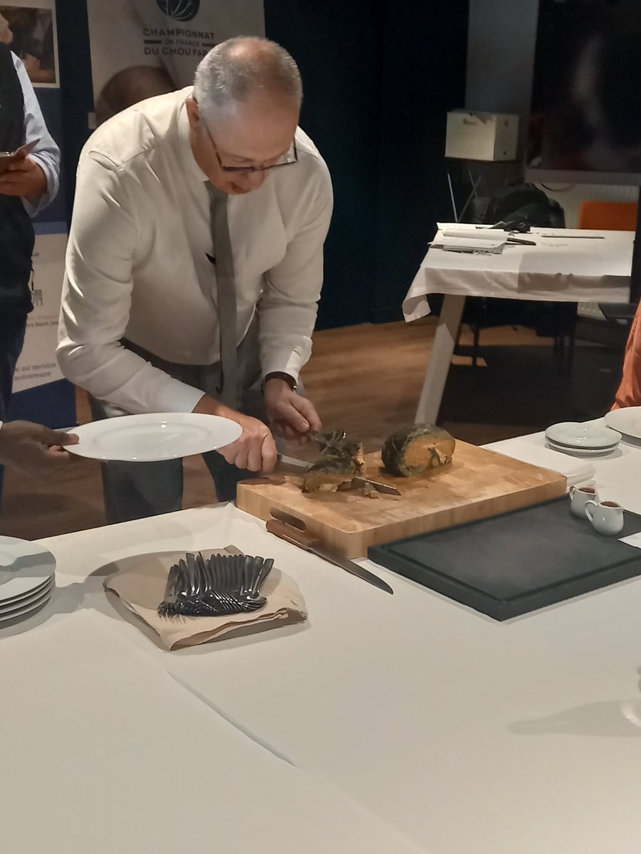 Exercice perilleux de la notation des choux farcis pour la sélection régionale du Championnat de France de Chou Farci #LesArtcutiers #Angers <a href="/FoodAngers/">Food'Angers</a>